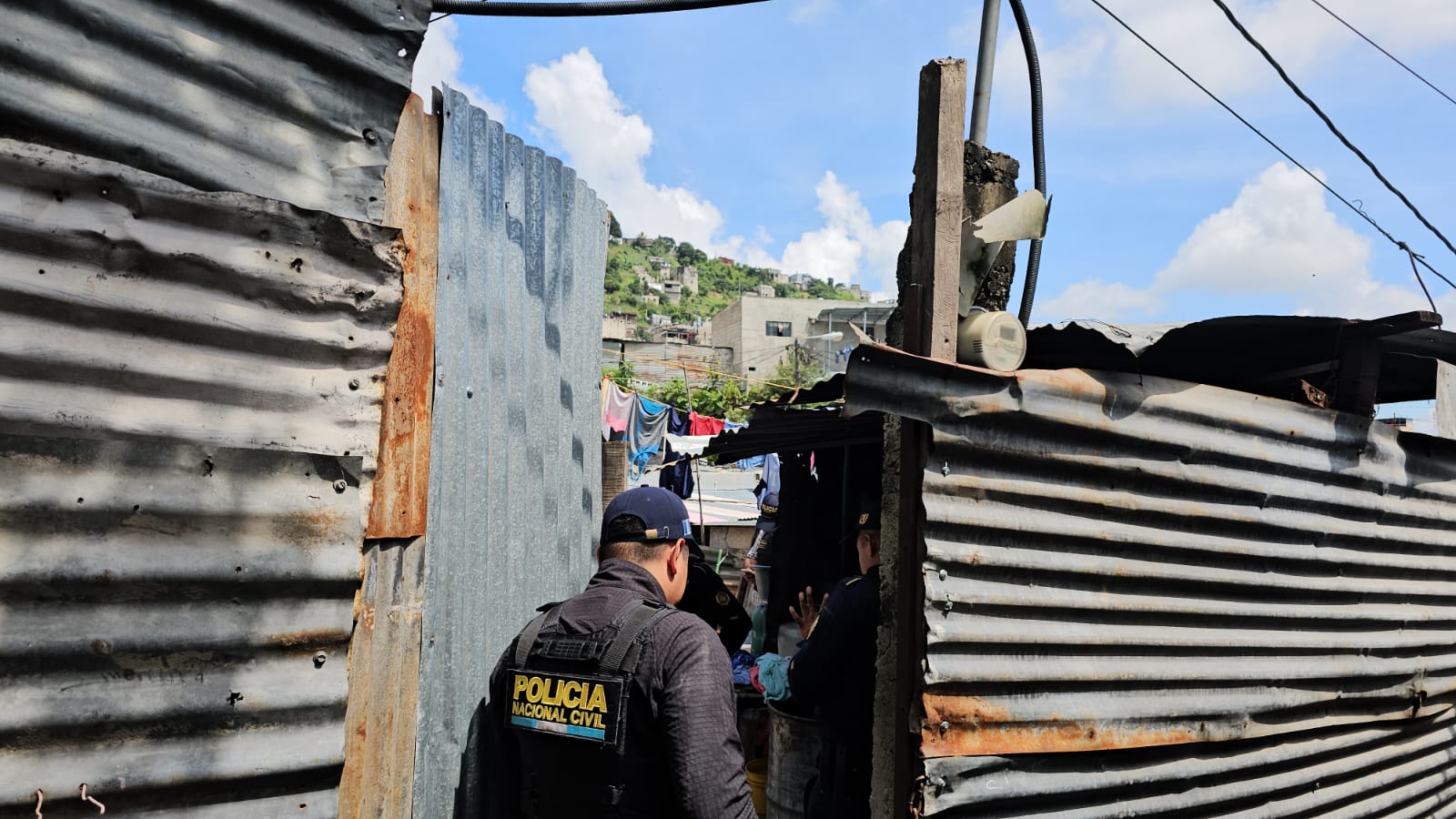 Agentes de la DEIC ejecutan allanamientos en zona 18 como parte de la búsqueda de alias Satanás, presunto pandillero vinculado al asesinato de una mujer. (Foto Prensa Libre: PNC)