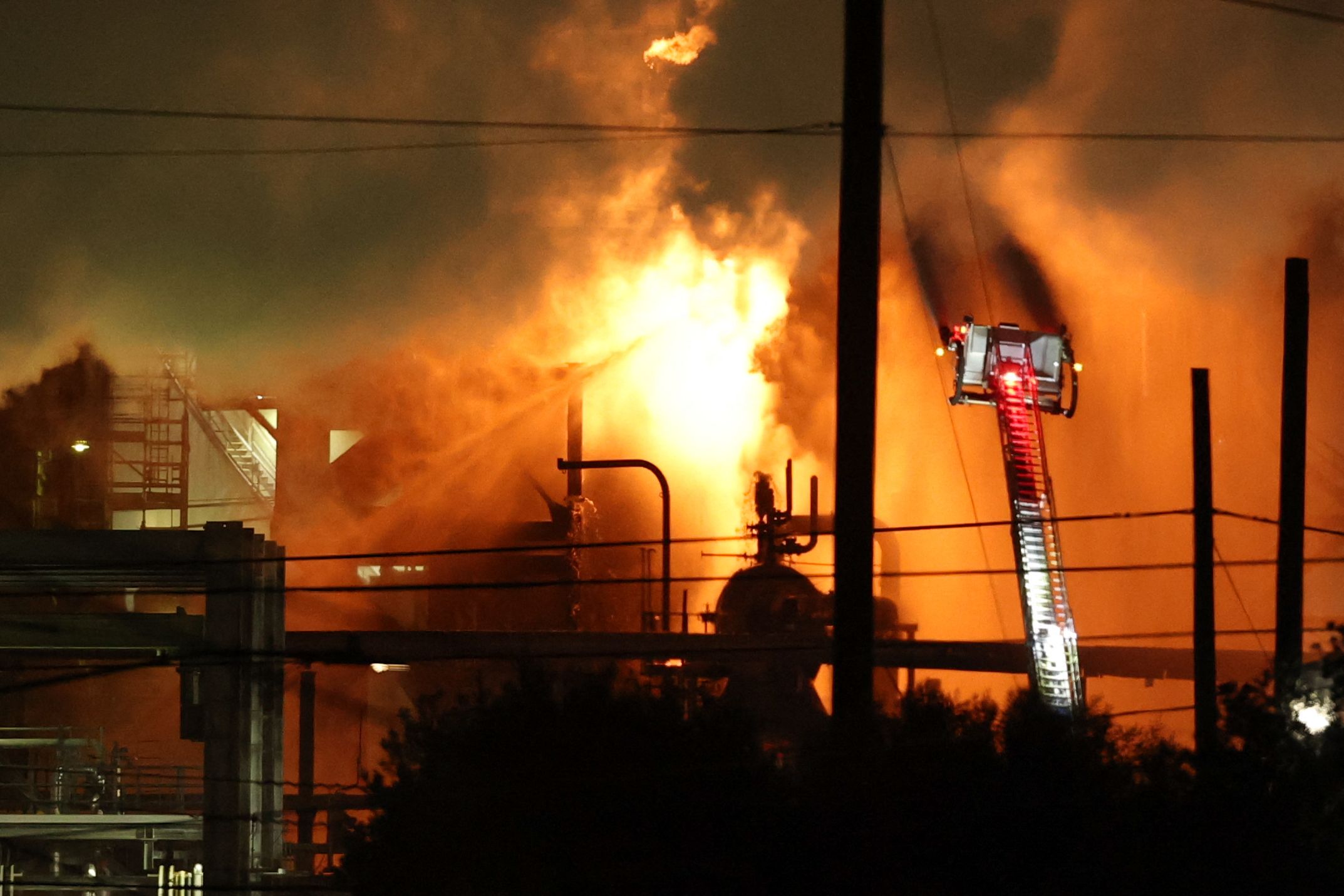 Bomberos trabajan para contener el incendio en la refinería de Chevron, en El Segundo California, la noche del 2 de octubre, que se generó por una explosión dentro de una de las unidades de producción. (Foto Prensa Libre: AFP). 