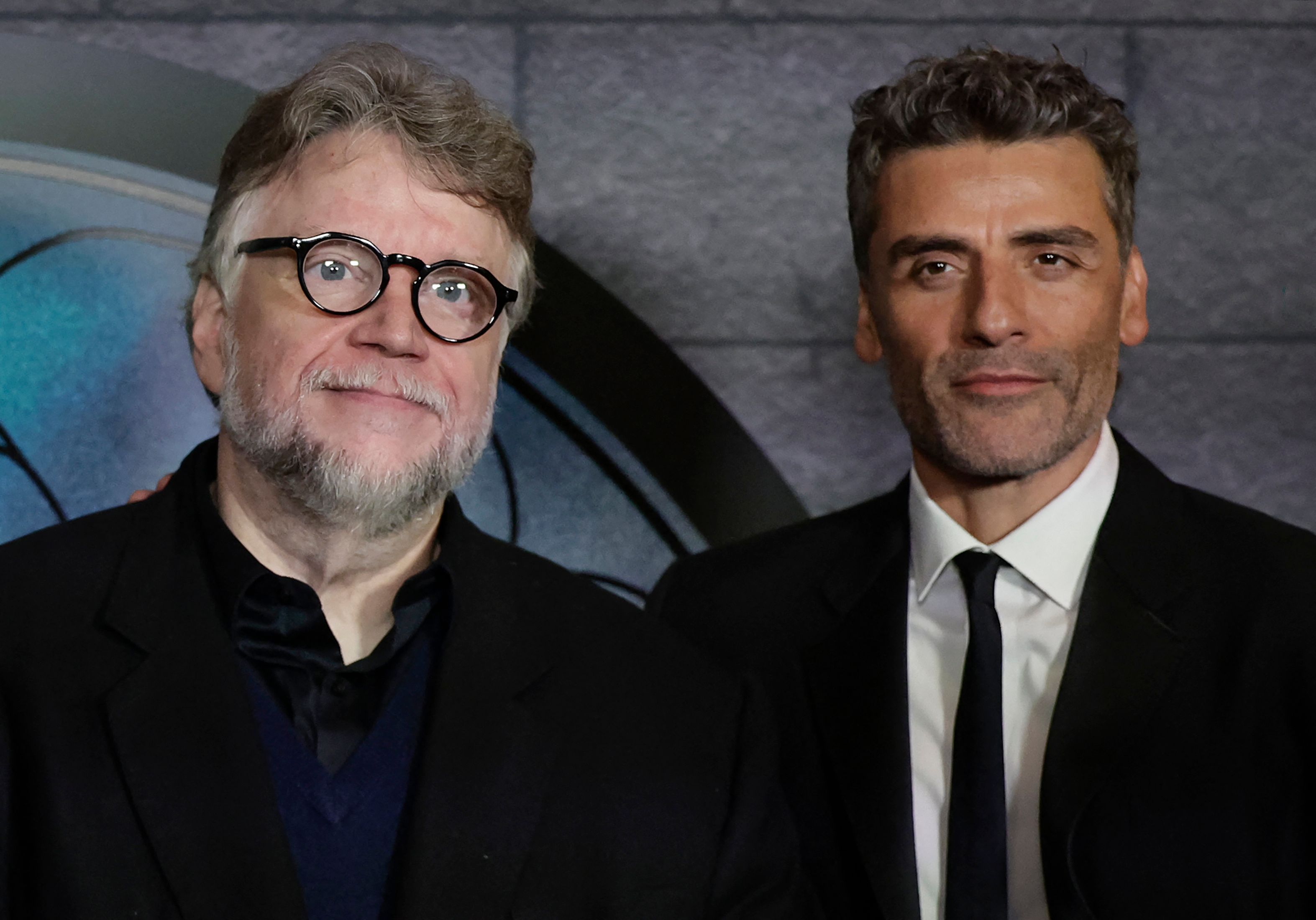 El director y productor Guillermo Del Toro (izquierda) y el actor Oscar Isaac posan en la alfombra roja a su llegada al estreno de la película «Frankenstein» en el cine Grand Rex, en el centro de París, el 10 de octubre de 2025.