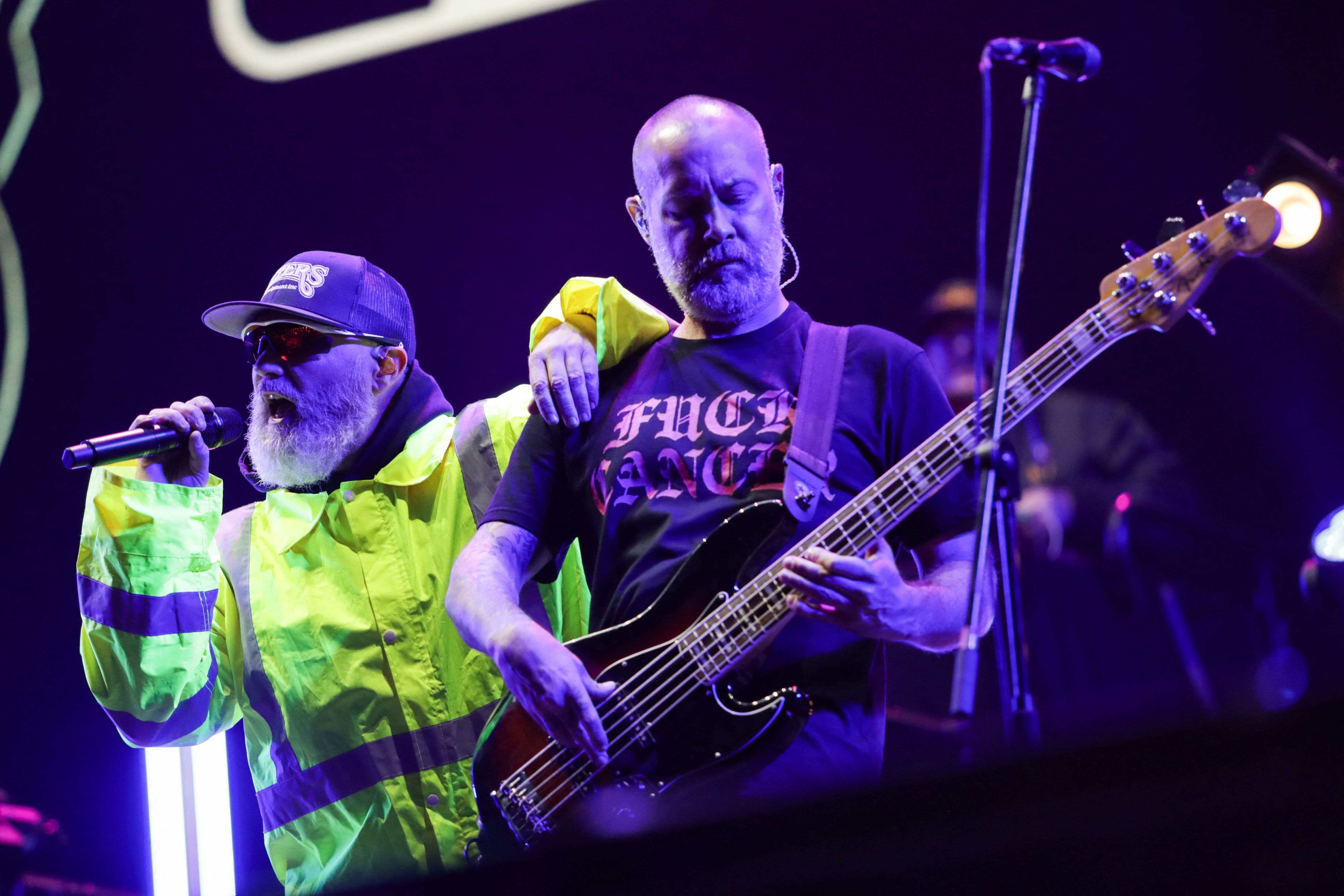 Fred Durst (izquierda) y Sam Rivers (derecha), de la banda estadounidense «Limp Bizkit», actúan en el escenario del festival Estéreo Picnic en Bogotá el 21 de marzo de 2024. (Foto Prensa Libre: AFP)