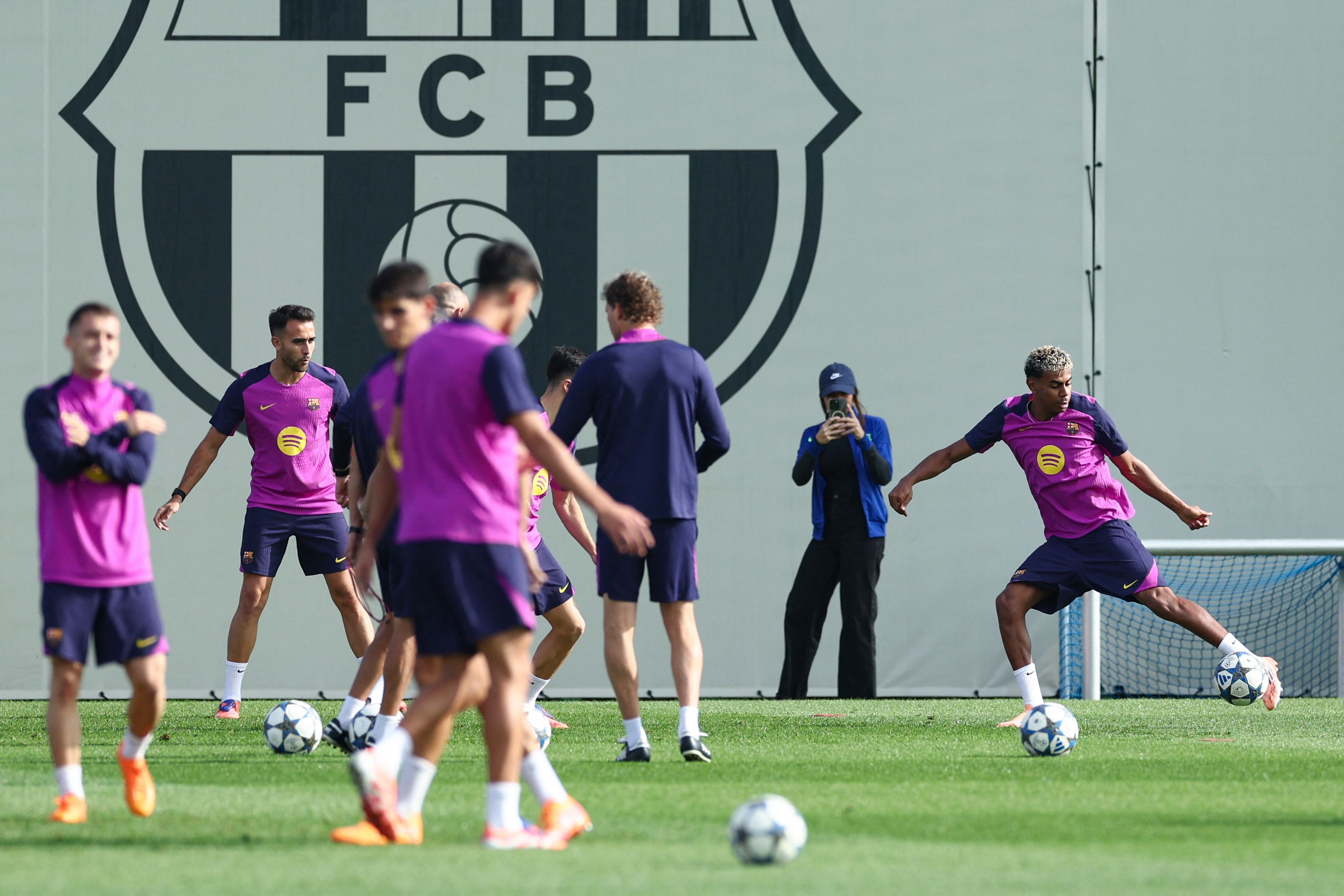 Barcelona's Spanish forward #10 Lamine Yamal (R) and teammates attend a training session on the eve of the UEFA Champions League league phase day 3 football match between FC Barcelona and Olimpiakos at the Joan Gamper training ground in Sant Joan Despi, near Barcelona, on October 20, 2025. (Photo by Josep LAGO / AFP)