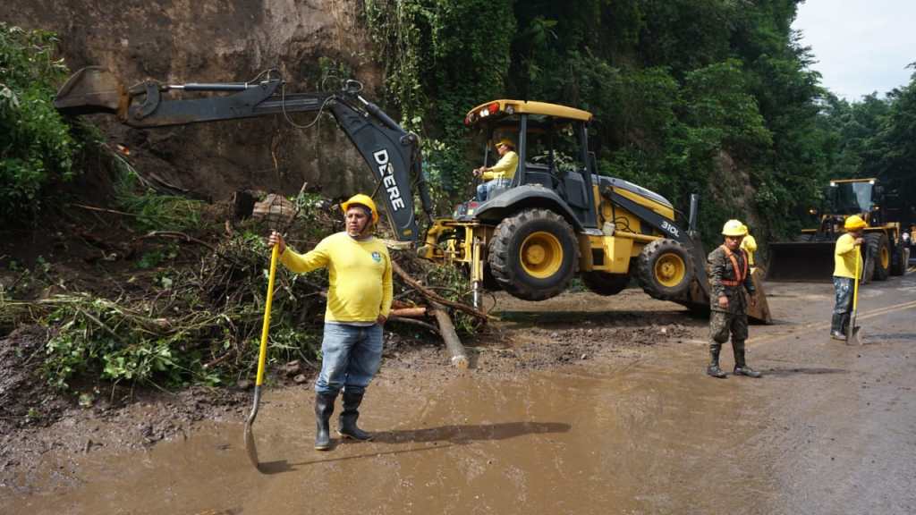 Personal municipal de Boca del Monte y Santa Catarina Pinula trabaja en el área afectada por el derrumbe.