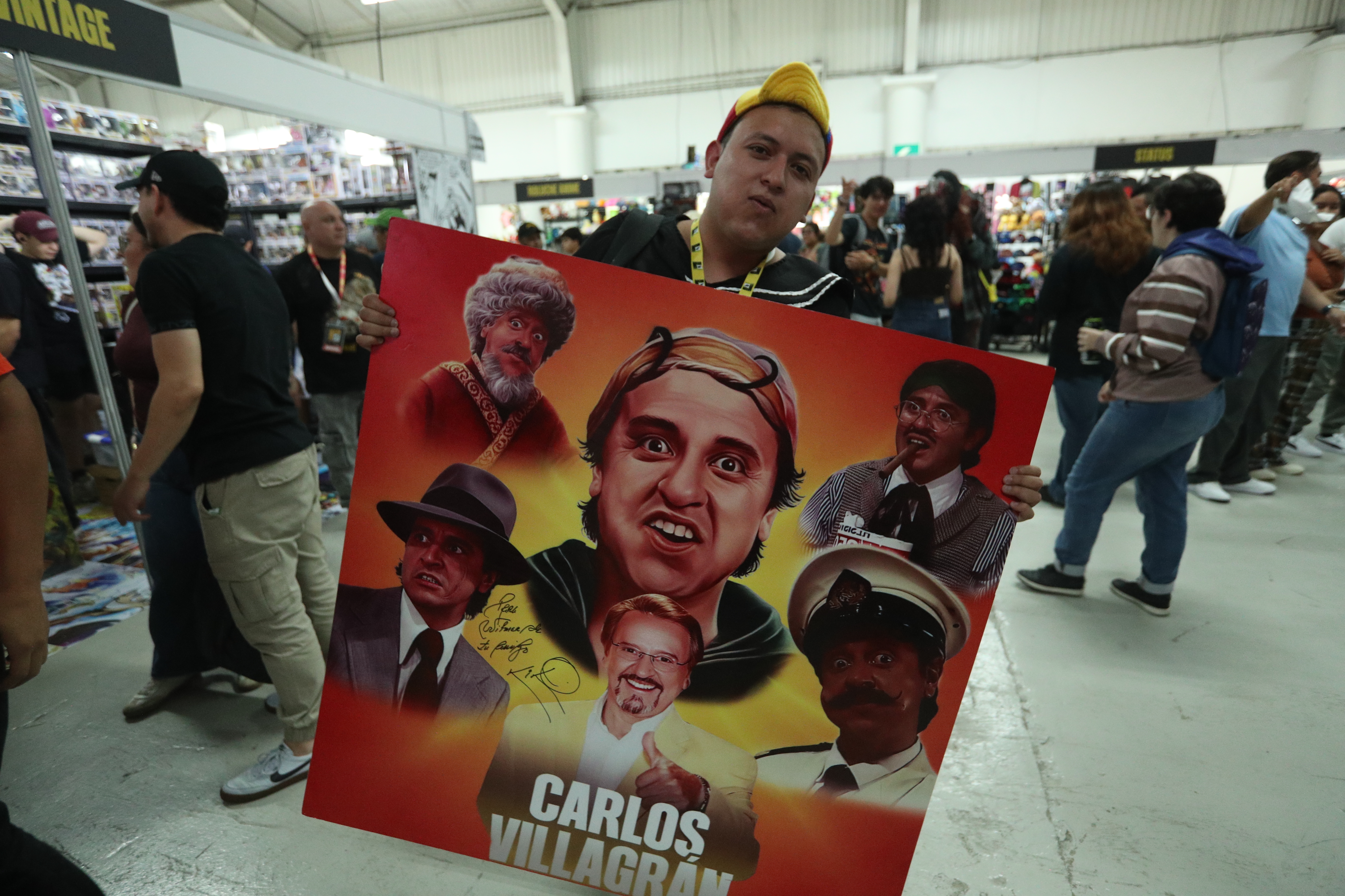 Un aficionado se disfrazó de Quico y aprovechó para que Carlos Vigrana le firmara un póster suyo durante la Comic Con Guatemala.  (Foto Prensa Libre: Byron Rivera Baiza).