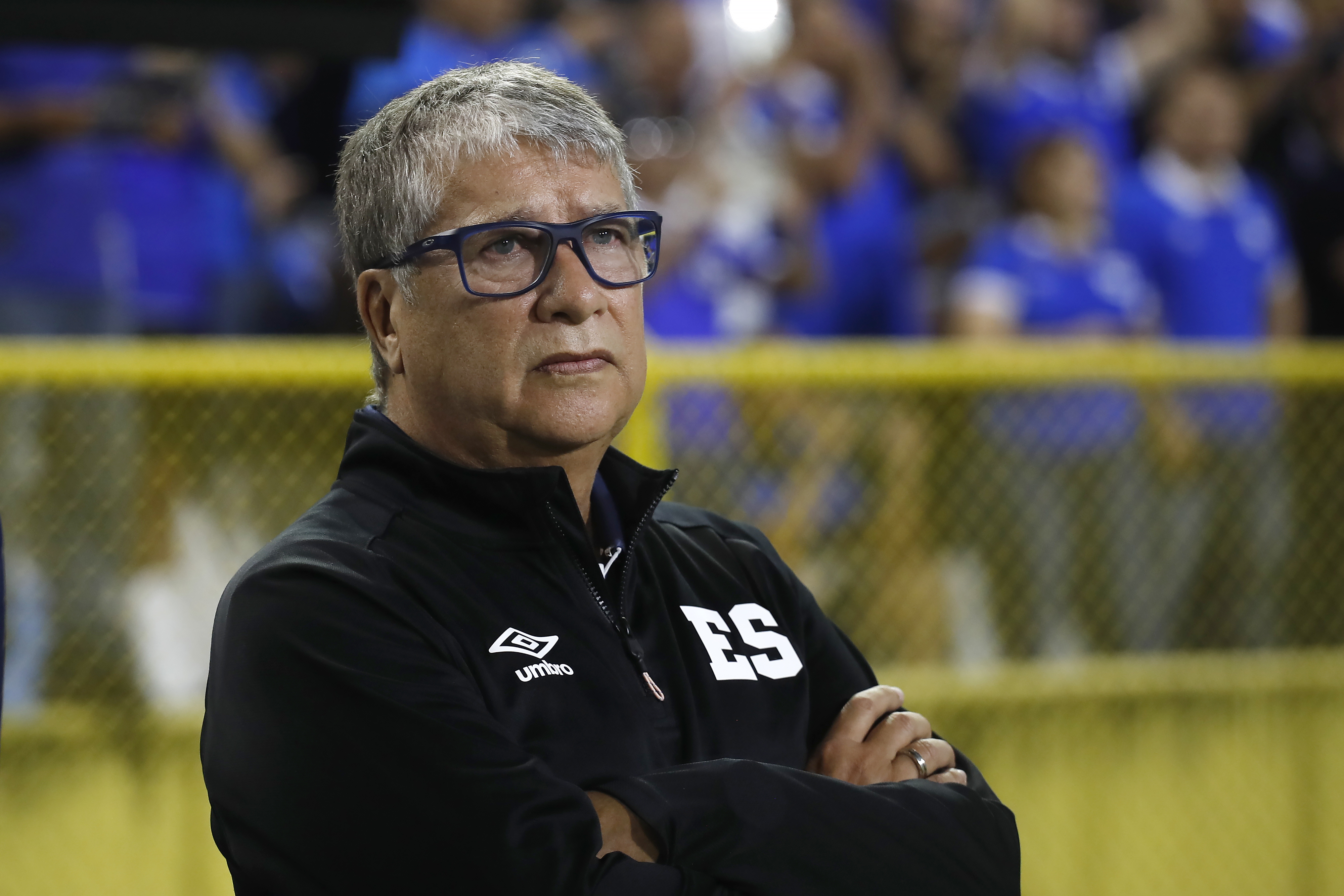 AMDEP5995. SAN SALVADOR (EL SALVADOR), 10/10/2025.- El entrenador de El Salvador, Hernán Darío Gómez, reacciona este viernes, en un partido por las eliminatorias de la Concacaf al Mundial de 2026 entre El Salvador y Panamá en el Estadio Cuscatlán, en San Salvador (El Salvador). EFE/ Rodrigo Sura