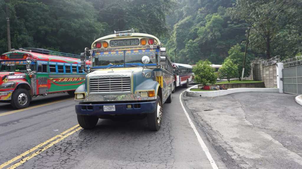 Buses detenidos en la carretera por bloqueo total debido al derrumbe.