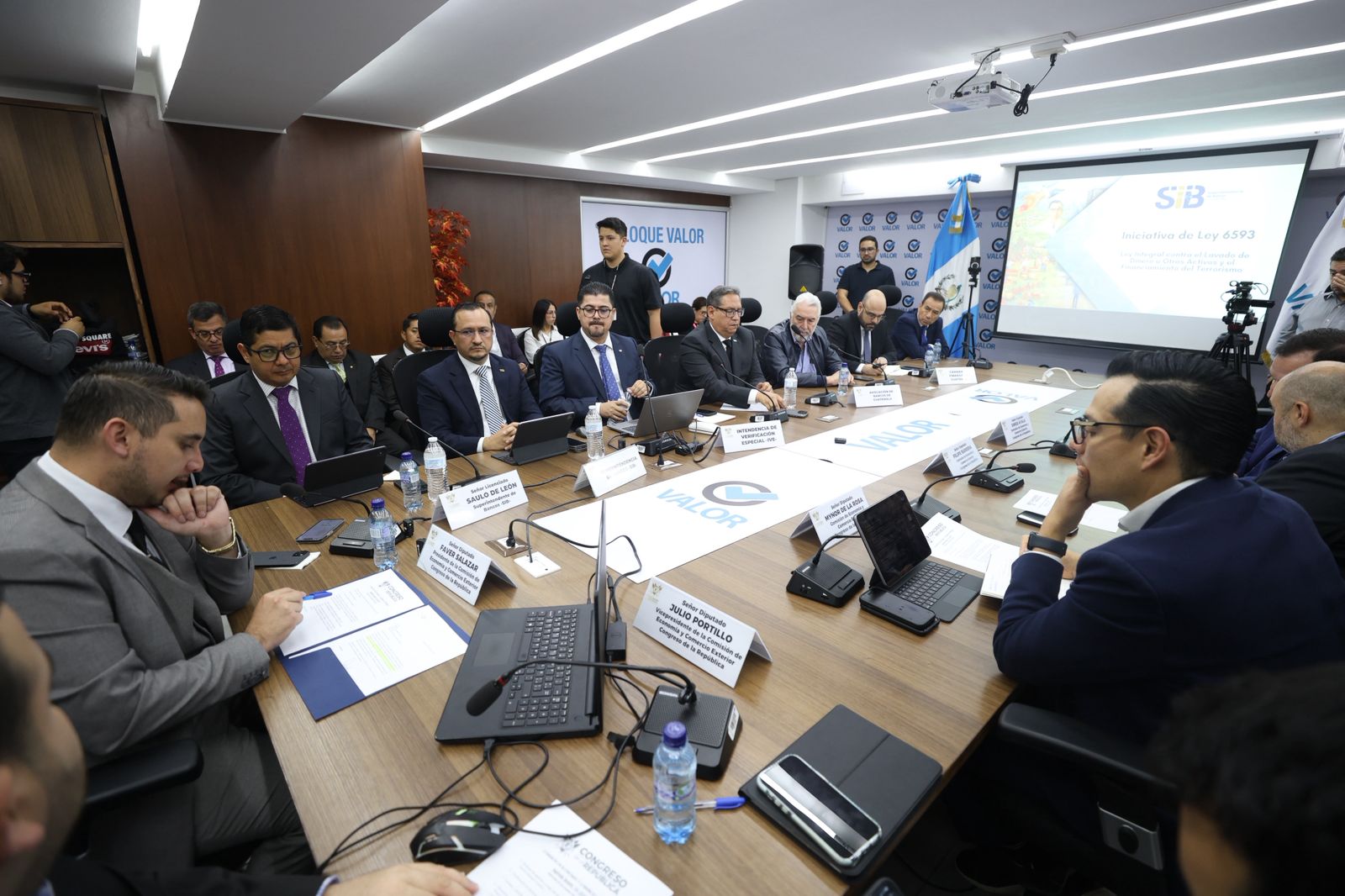 Miembros de la Comisión de Economía del Congreso de la República llevaron a cabo ayer una reunión en la que participaron la Superintendencia de Bancos (SIB); la Intendencia de Verificación Especial (IVE) —que funciona como la Unidad de Inteligencia Financiera (UIF) en Guatemala—, y representantes de la Asociación Bancaria de Guatemala (ABG) y de la Cámara de Finanzas de Guatemala (CFG), quienes expusieron la normativa.