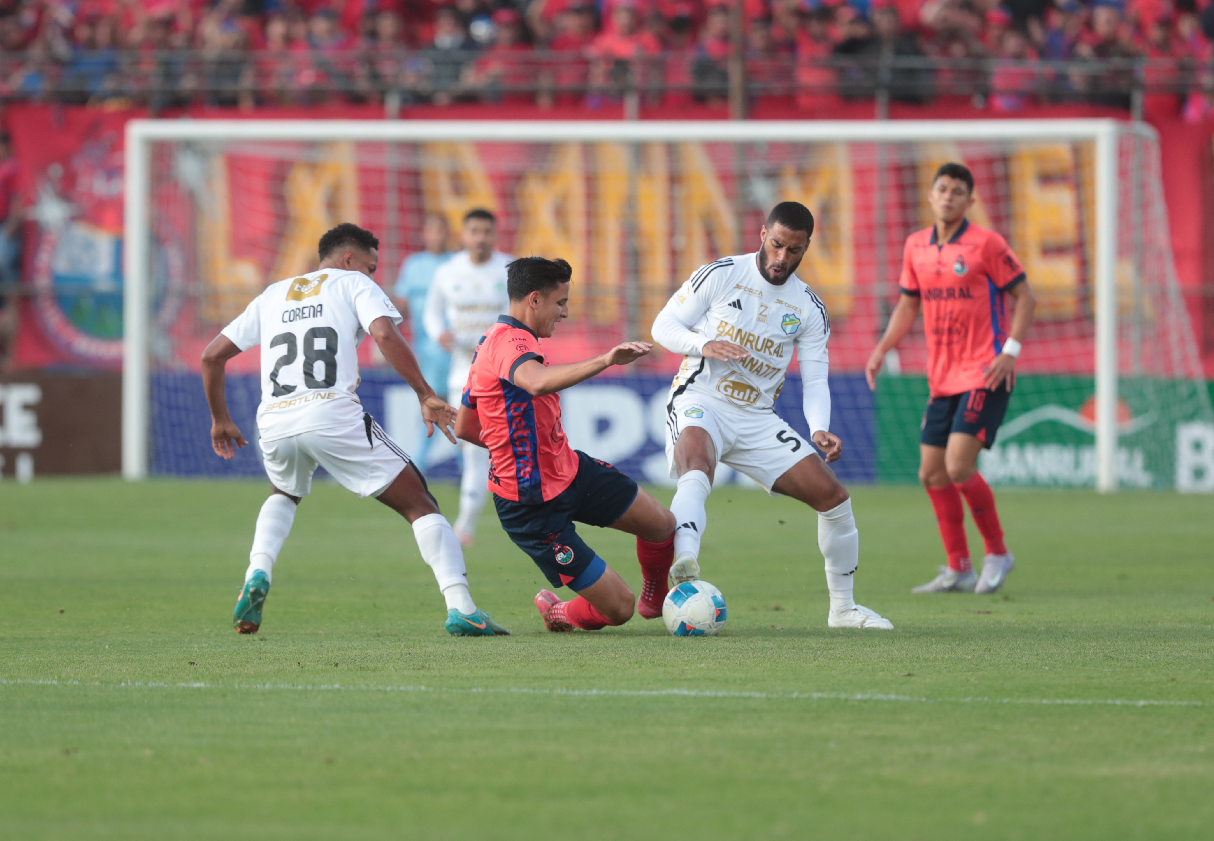 Encuentro de futbol entre los equipos de Municipal y Comunicaciones, disputan  el Clsico 334 de la liga nacional. El encuentro se  realizo   en el estadio del trbol , terminando con un marcador de 1-1.Fotografa Esbin Garcia  10-08-25