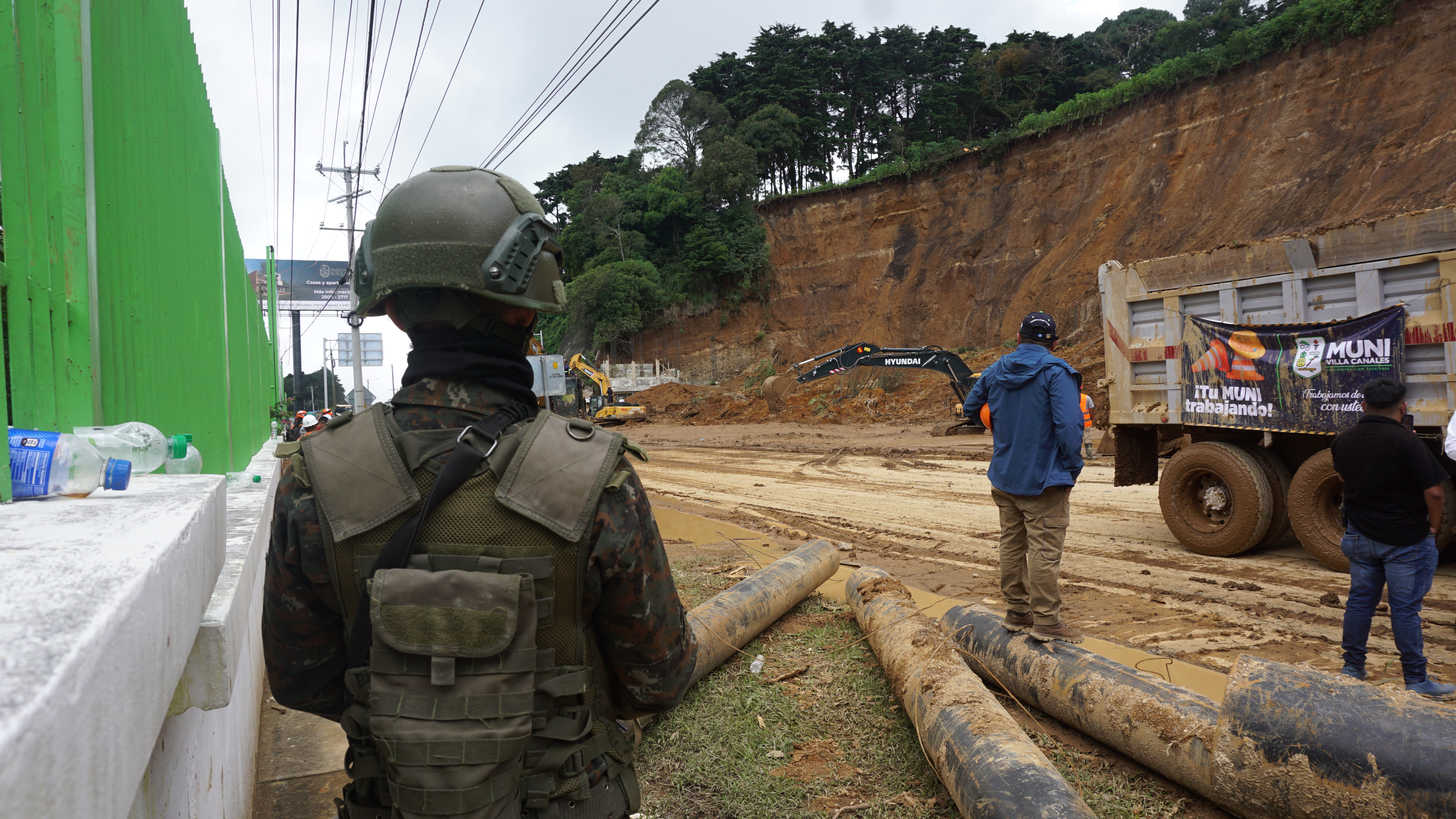 DERRUMBE EN CARRETERA A EL SALVADOR'