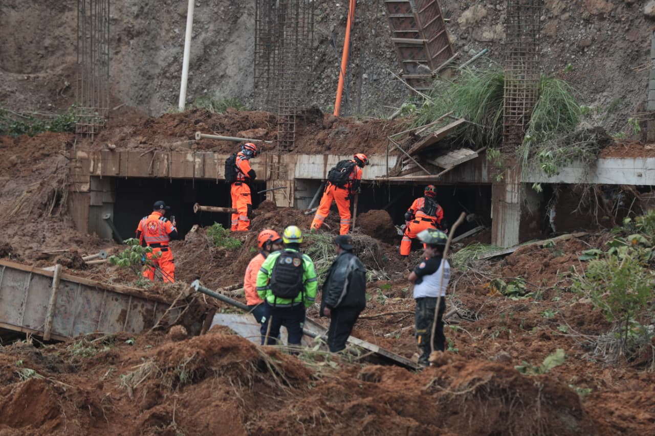 DERRUMBE EN CARRETERA A EL SALVADOR'