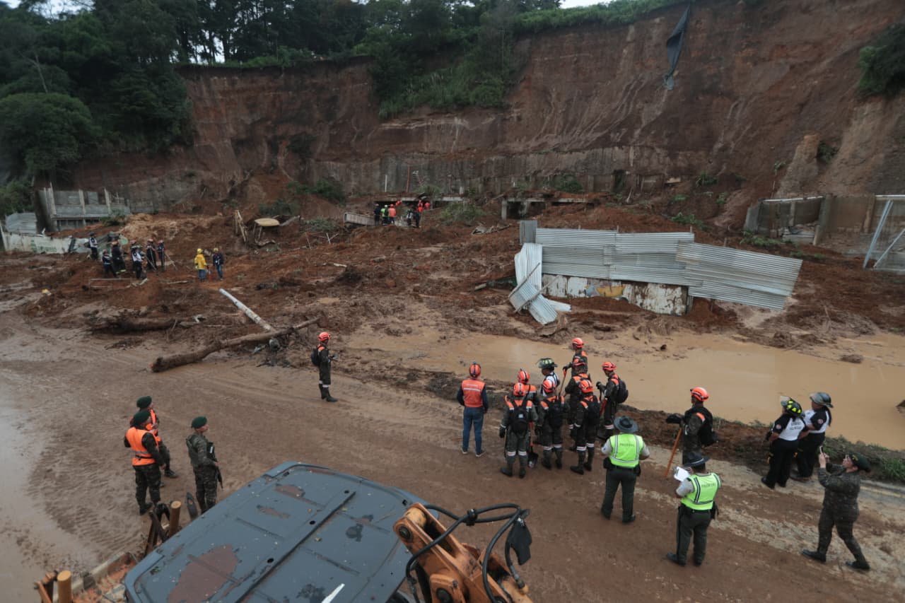 DERRUMBE EN CARRETERA A EL SALVADOR 12'