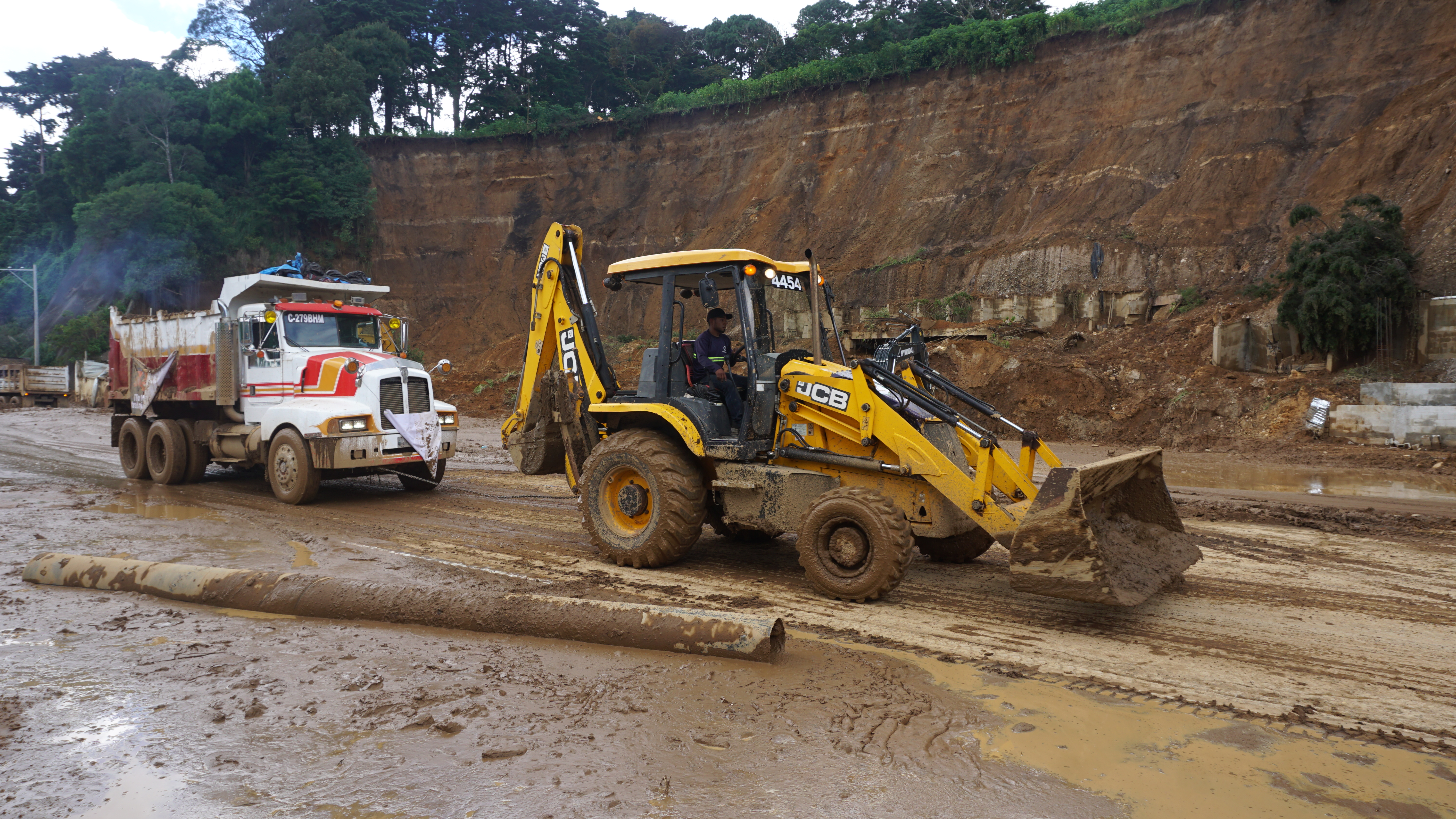 DERRUMBE EN CARRETERA A EL SALVADOR'