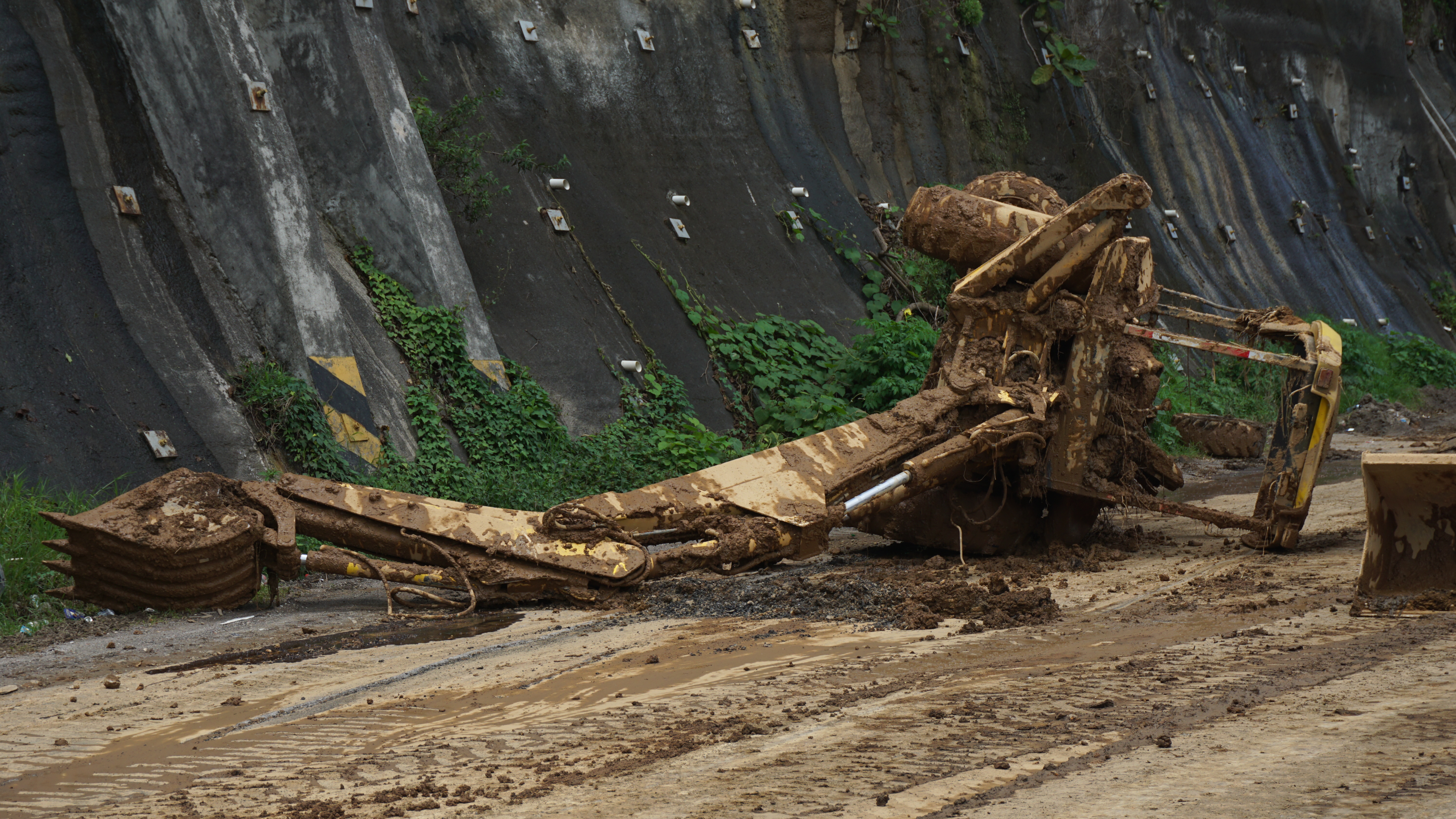 DERRUMBE EN CARRETERA A EL SALVADOR'
