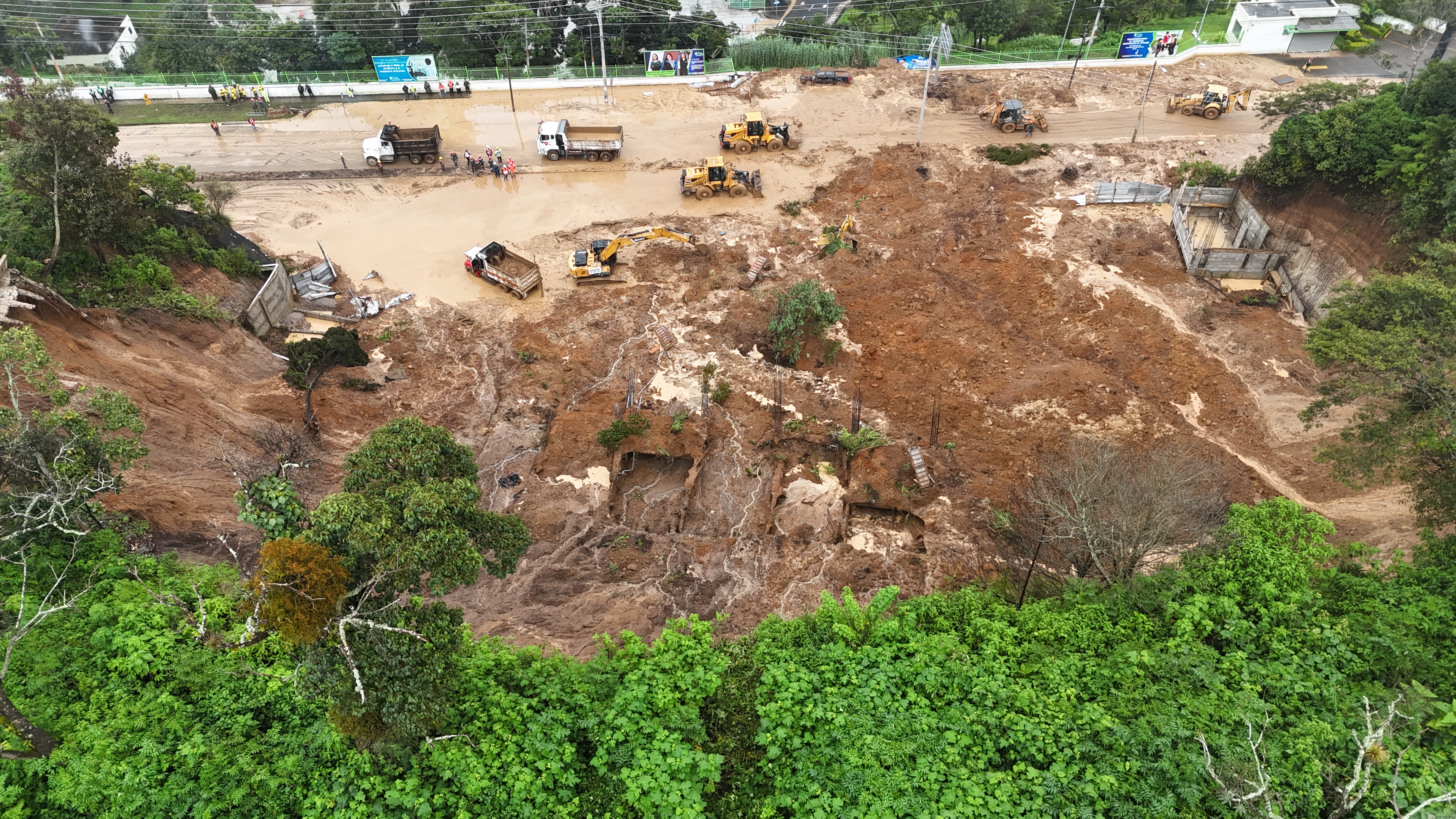 DERRUMBE EN CARRETERA A EL SALVADOR'