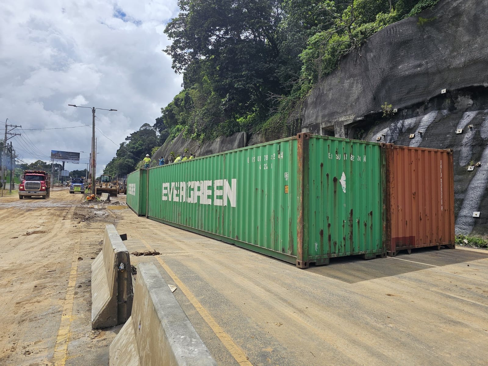 DERRUMBE EN CARRETERA A EL SALVADOR'