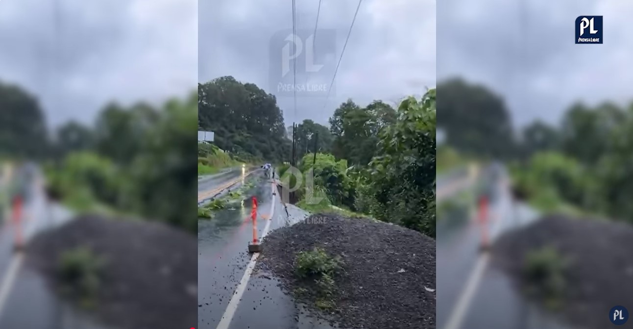 Un conductor captó el momento exacto en que un deslave bloqueó parte de la ruta Cito-Zarco, a inmediaciones de la finca La Soledad, El Palmar, Quetzaltenango. (Foto Prensa Libre: Captura de pantalla)