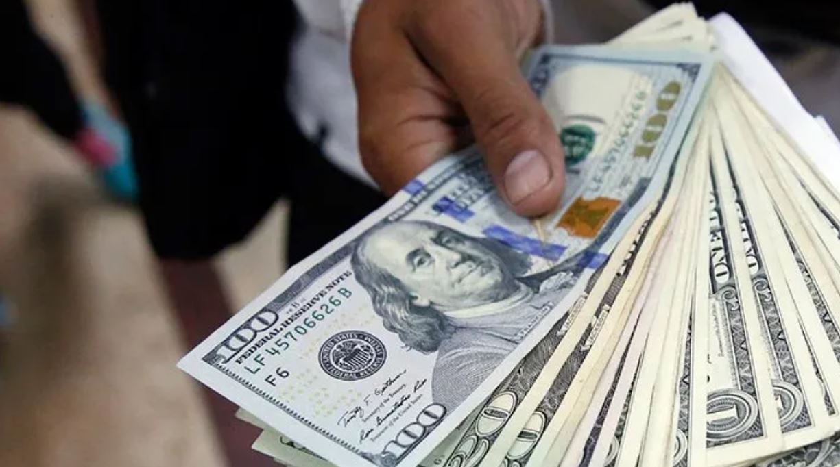 Dólares billetes para ilustrar inversión extranjera