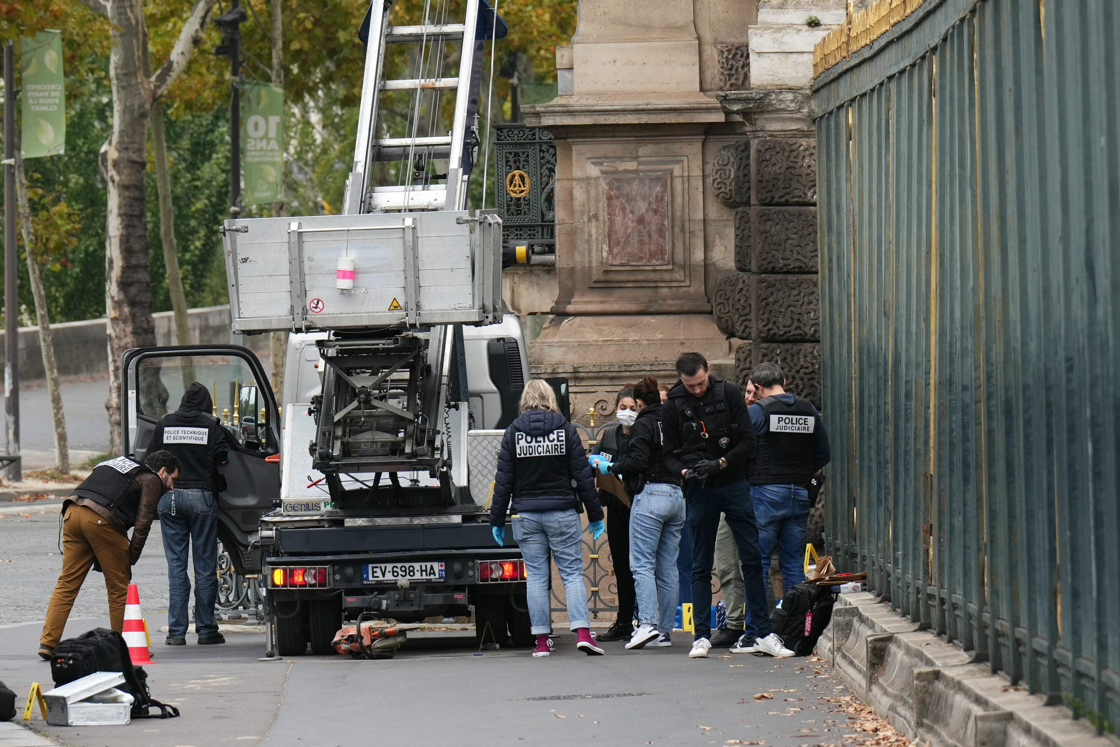 French police officers inspect a furniture elevator used by robbers to enter the Louvre Museum, on Quai Francois Mitterrand, in Paris on October 19, 2025. Robbers broke in to the Louvre and fled with jewellery on October 19, 2025 morning. France's Interior Minister said that jewellery stolen from the Louvre Museum was "priceless". The minister told French news outlets France Inter, France Info and Le Monde that "three or four" thieves had focused on two displays in the exhibition venue's "Gallerie d'Apollon" ("Apollo's Gallery"), completing their broad daylight robbery in just seven minutes. (Photo by Dimitar DILKOFF / AFP)