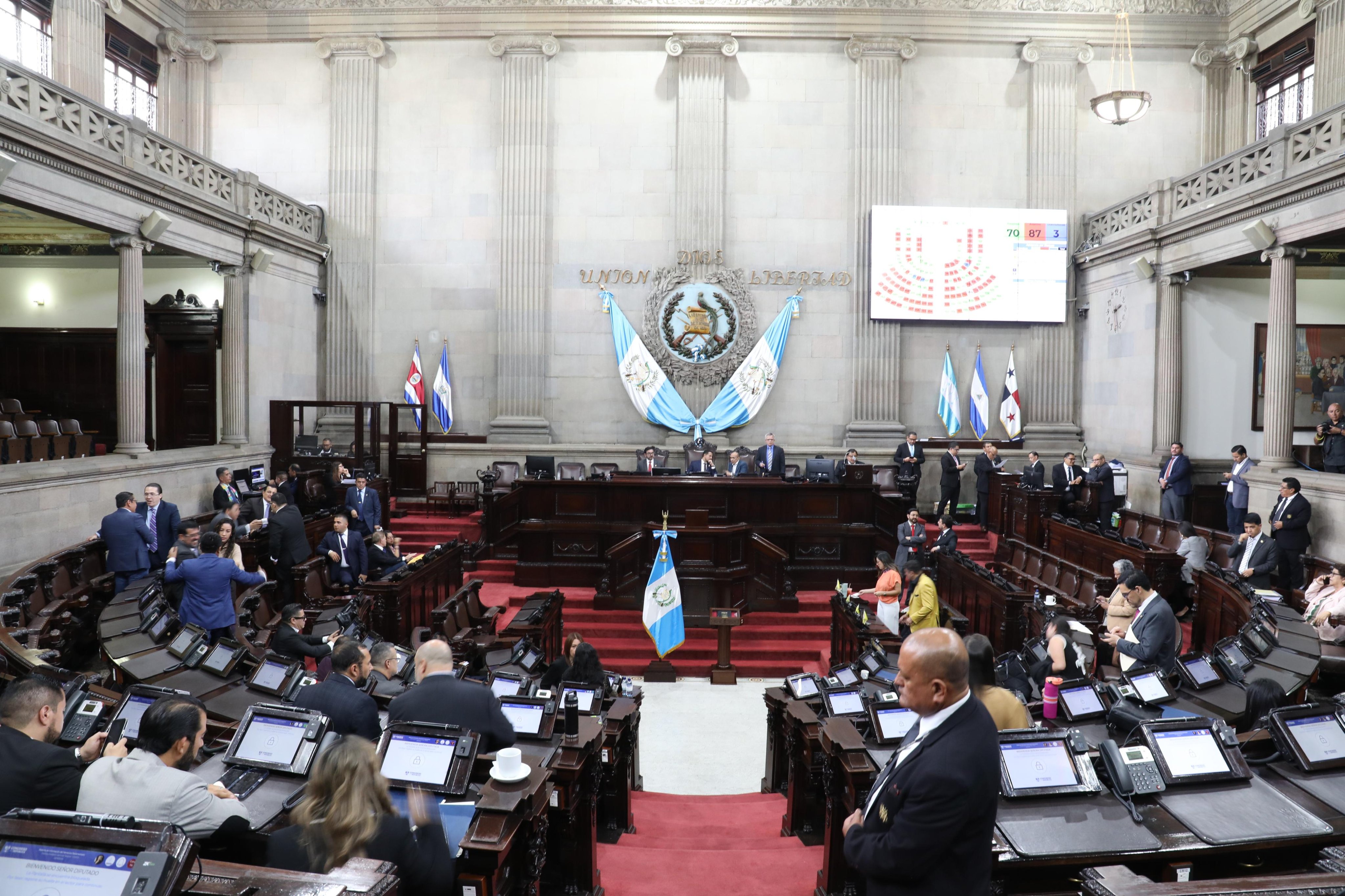 El presidente del Congreso, Nery Ramos, levanta la sesión antes de que se vote la moción para incluir la elección del primer secretario. (Foto Prensa Libre: @CongresoGuate)