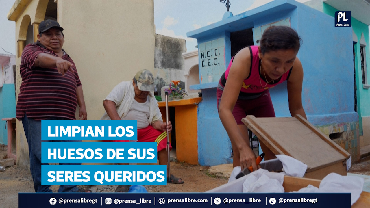 En Pomuch, un pequeño pueblo del estado de Campeche, México, la tradición del Día de Muertos adquiere un significado único. Antes del 1 y 2 de noviembre, las familias limpian cuidadosamente los huesos de sus seres queridos, cambian los lienzos que los envuelven y conversan con ellos como si aún estuvieran presentes. Este ritual, que combina raíces mayas y creencias católicas, simboliza el vínculo eterno entre los vivos y los muertos. Para los habitantes, no se trata de una práctica macabra, sino de un acto de amor y respeto hacia quienes partieron.