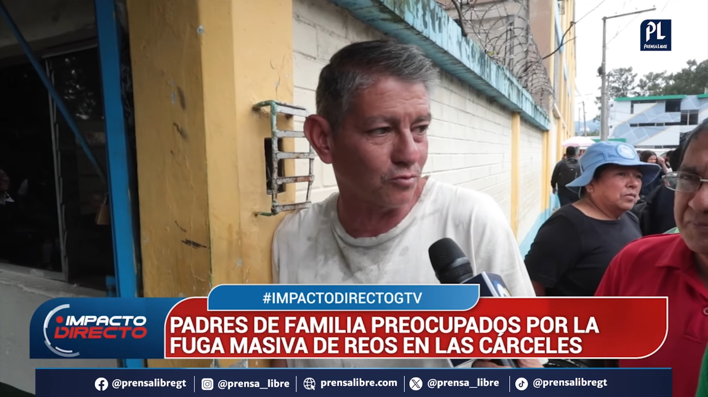 Padres acompañan a sus hijos en el trayecto a la escuela, ante temor por su seguridad. (Foto Prensa Libre:)