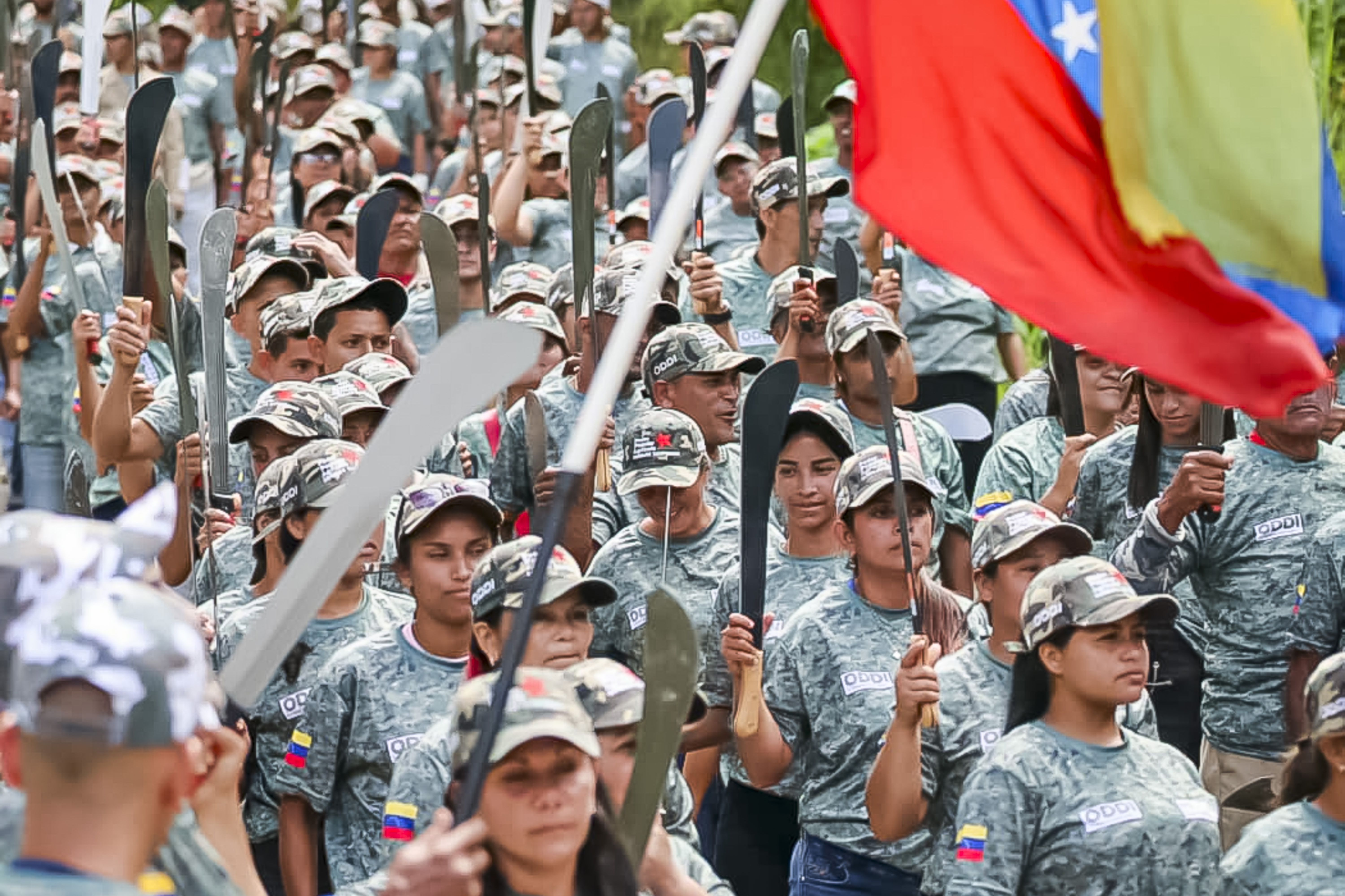AME8672. LA GUAIRA (VENEZUELA), 16/10/2025.- Fotografía cedida este jueves por la oficina de prensa del Ministerio de Interior, Justicia y Paz, que muestra a seguidores del gobierno en un acto de juramentación en La Guaira (Venezuela). El Gobierno de Venezuela juramentó una "milicia campesina" para "cuidar a la patria" de "cualquier enemigo", en un contexto en el que se realizan ejercicios militares en el país suramericano ante las "amenazas" que asegura representa el despliegue naval y aéreo de Estados Unidos en el mar Caribe, cerca de las costas venezolanas. EFE/ Ministerio De Interior, Justicia y Paz / SOLO USO EDITORIAL/ SOLO VENTAS/ SOLO DISPONIBLE PARA ILUSTRAR LA NOTICIA QUE ACOMPAÑA (CRÉDITO OBLIGATORIO)/MÁXIMA CALIDAD DISPONIBLE
