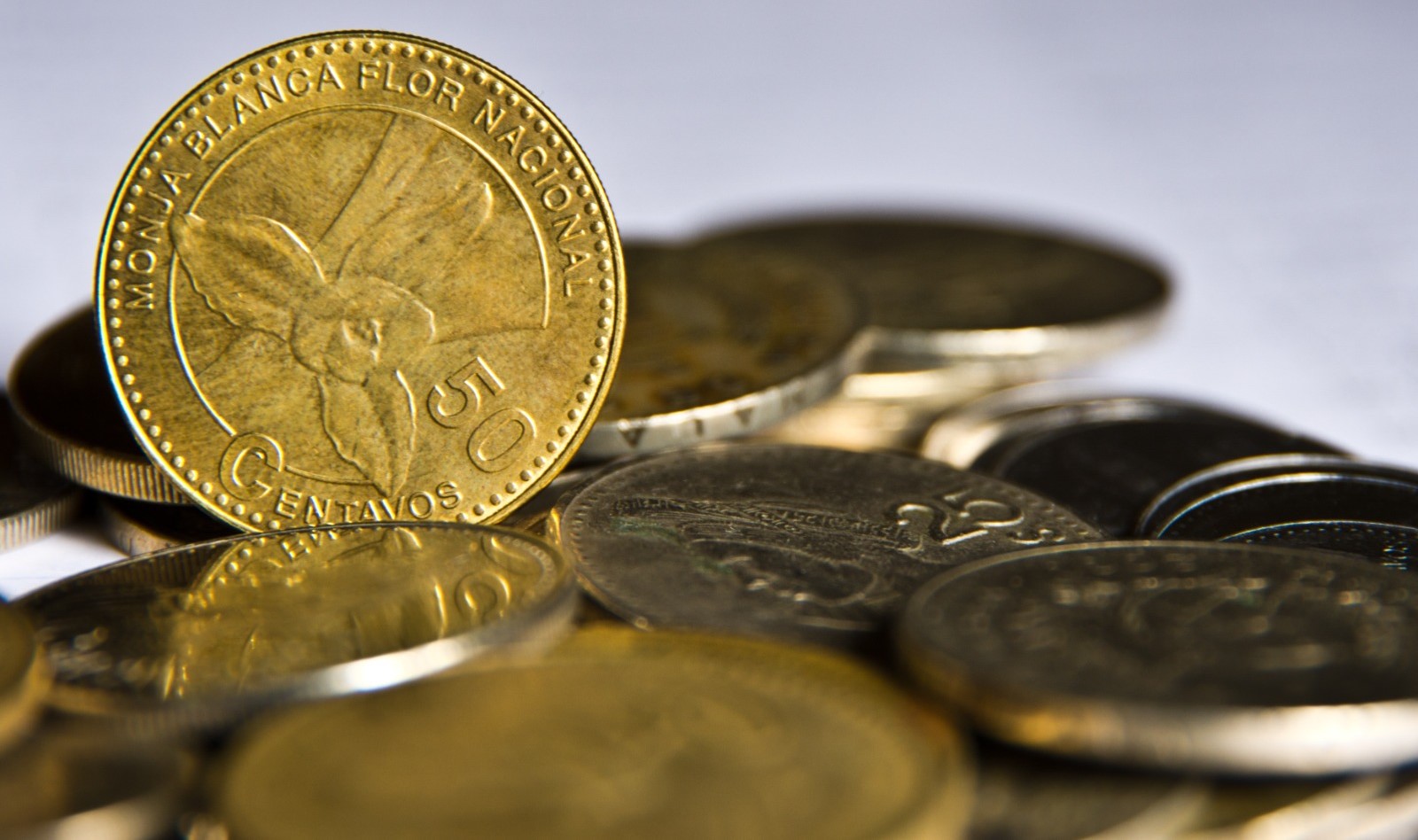 El uso del efectivo disminuye en Guatemala mientras los pagos digitales ganan terreno en la vida diaria. (Foto Prensa Libre: Shutterstock)