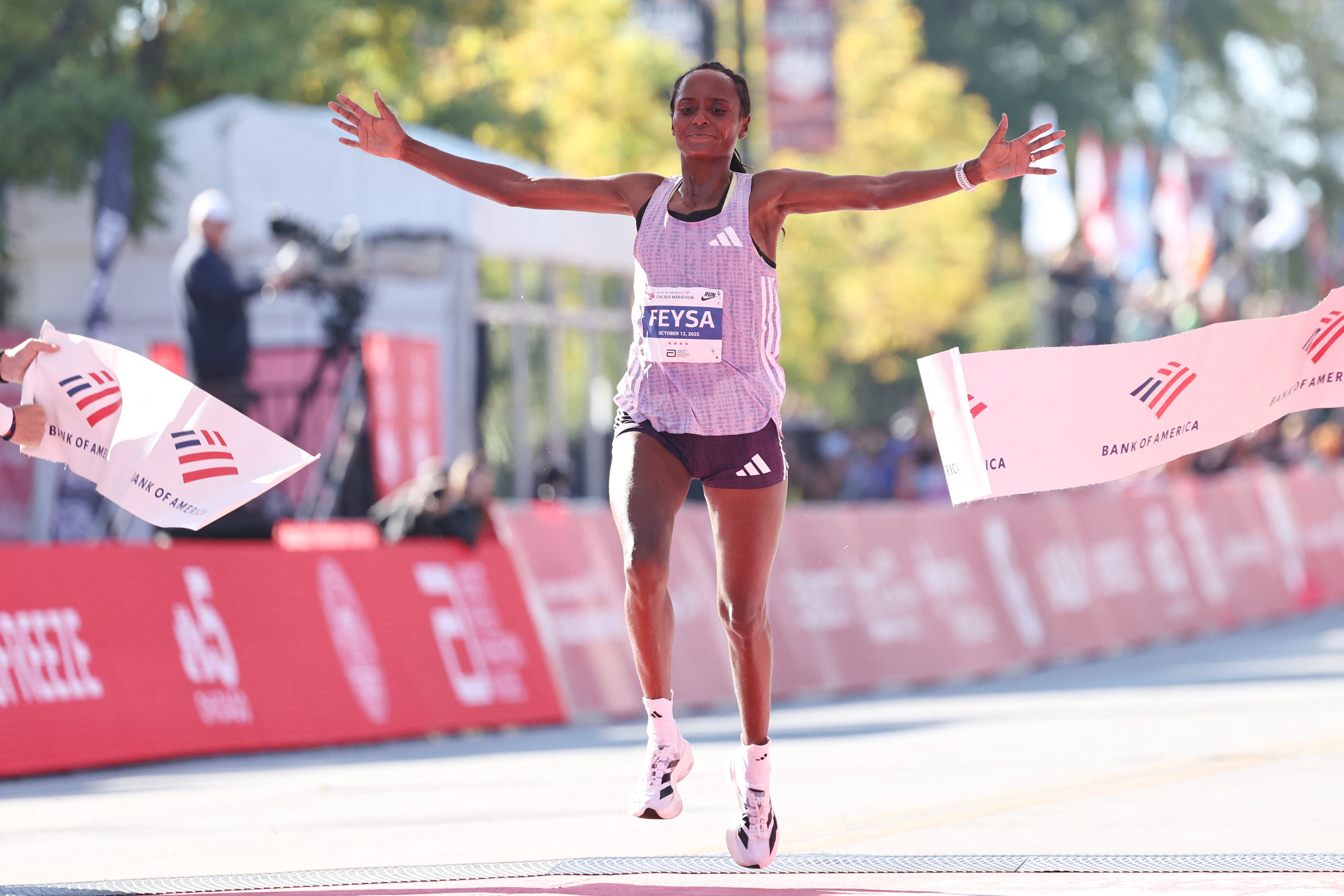 La etíope Hawi Feysa logra, este domingo 12 de octubre, su primer triunfo en el maratón de Chicago, Estados Unidos. (Foto Prensa Libre: AFP).'