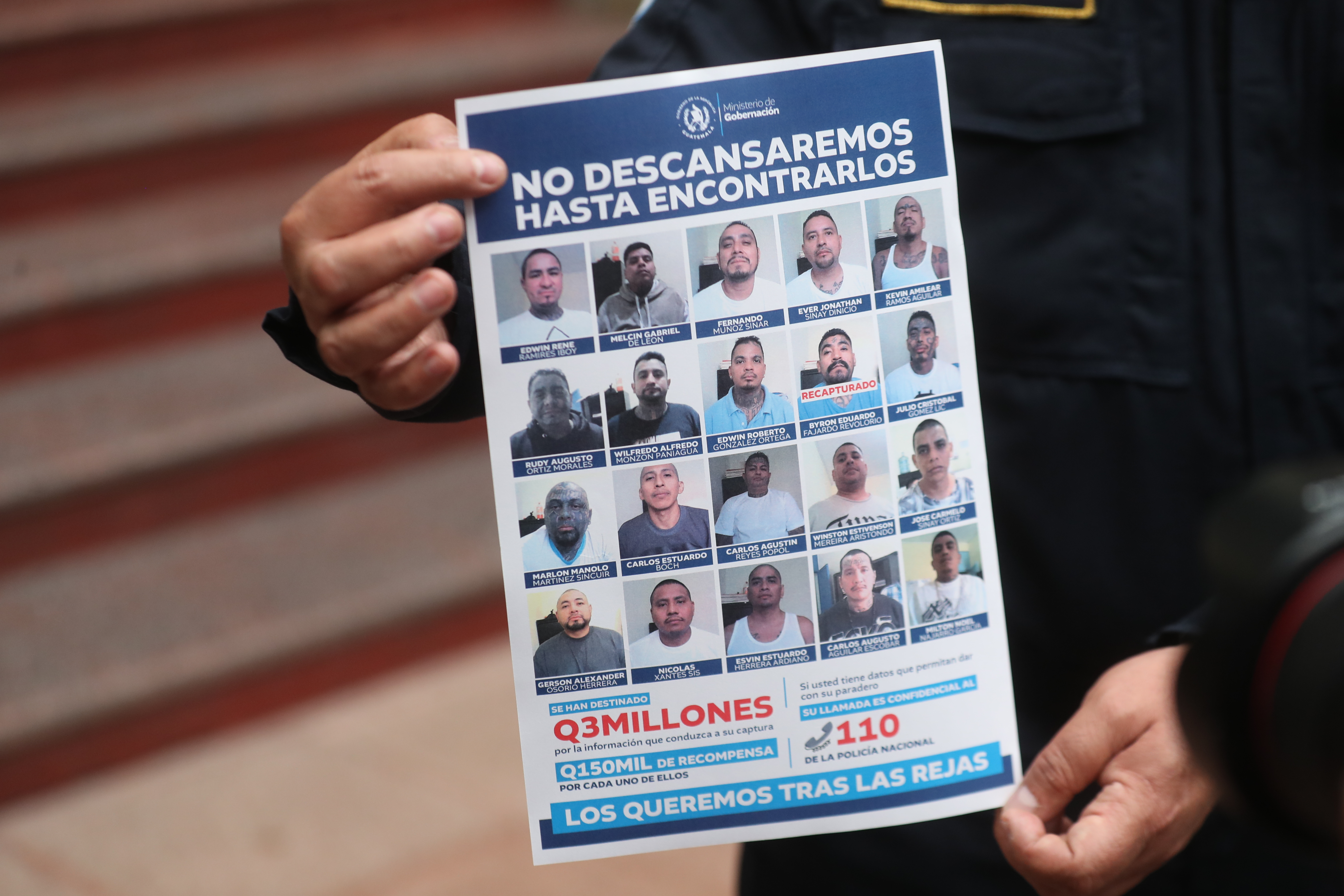 Francisco Jimenez, ministro de gobernacin en conferencia de prensa se refiere a la fuga de 20 reos de la Mara 18 segn  Fuentes de seguridad coinciden en que pandilleros salieron en das distintos, durante requisas o motines entre julio y agosto. (En la imagen muestran cartel con las fotos de los reos fugados de la carcel)

Foto. Prensa Libre: Erick Avila.      13/10/2025