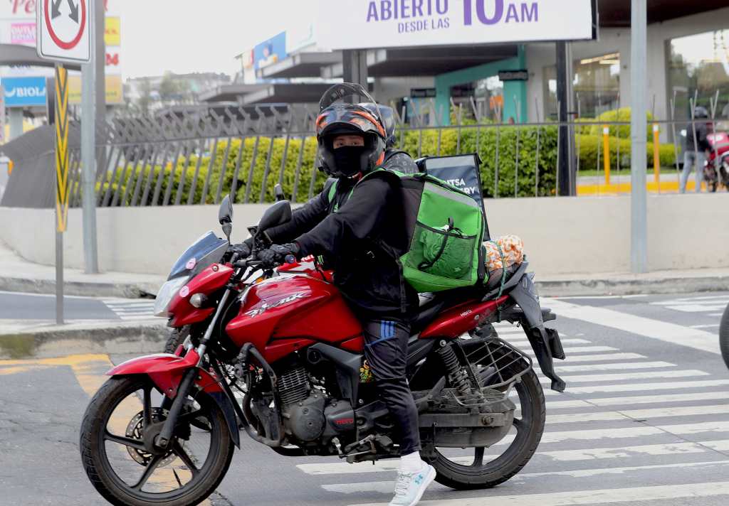 Nota Dominical sobre Motoristas repartidores de comida recorren las calles de la ciudad bajo sol, lluvia y tr‡fico, en jornadas que suelen extenderse hasta altas horas, mientras equilibran el reto de generar ingresos con el riesgo constante en las carreteras.
Foto:
BYRON RIVERA
28/09/2025