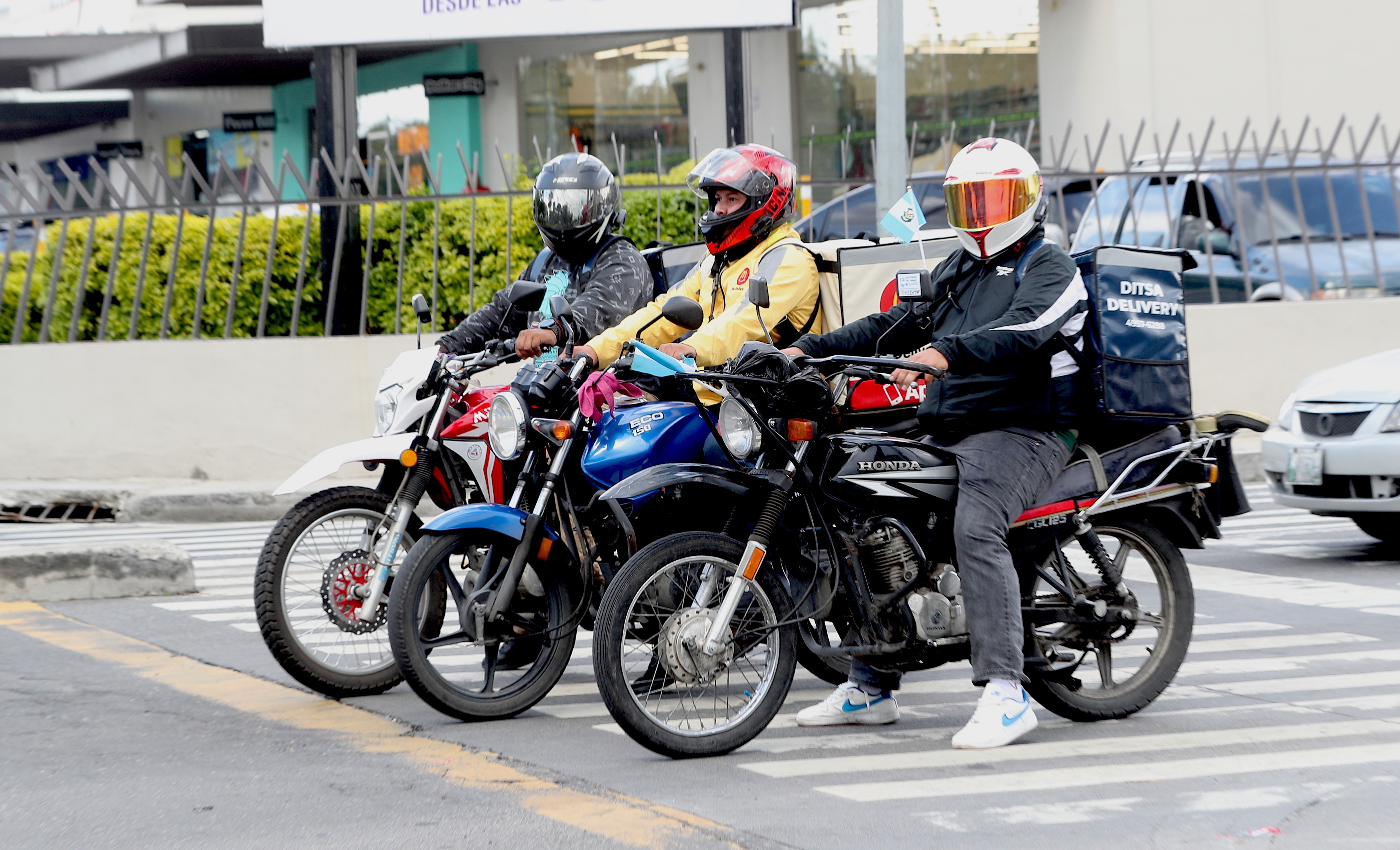 Nota Dominical sobre Motoristas repartidores de comida recorren las calles de la ciudad bajo sol, lluvia y tr‡fico, en jornadas que suelen extenderse hasta altas horas, mientras equilibran el reto de generar ingresos con el riesgo constante en las carreteras. Foto: BYRON RIVERA 28/09/2025
