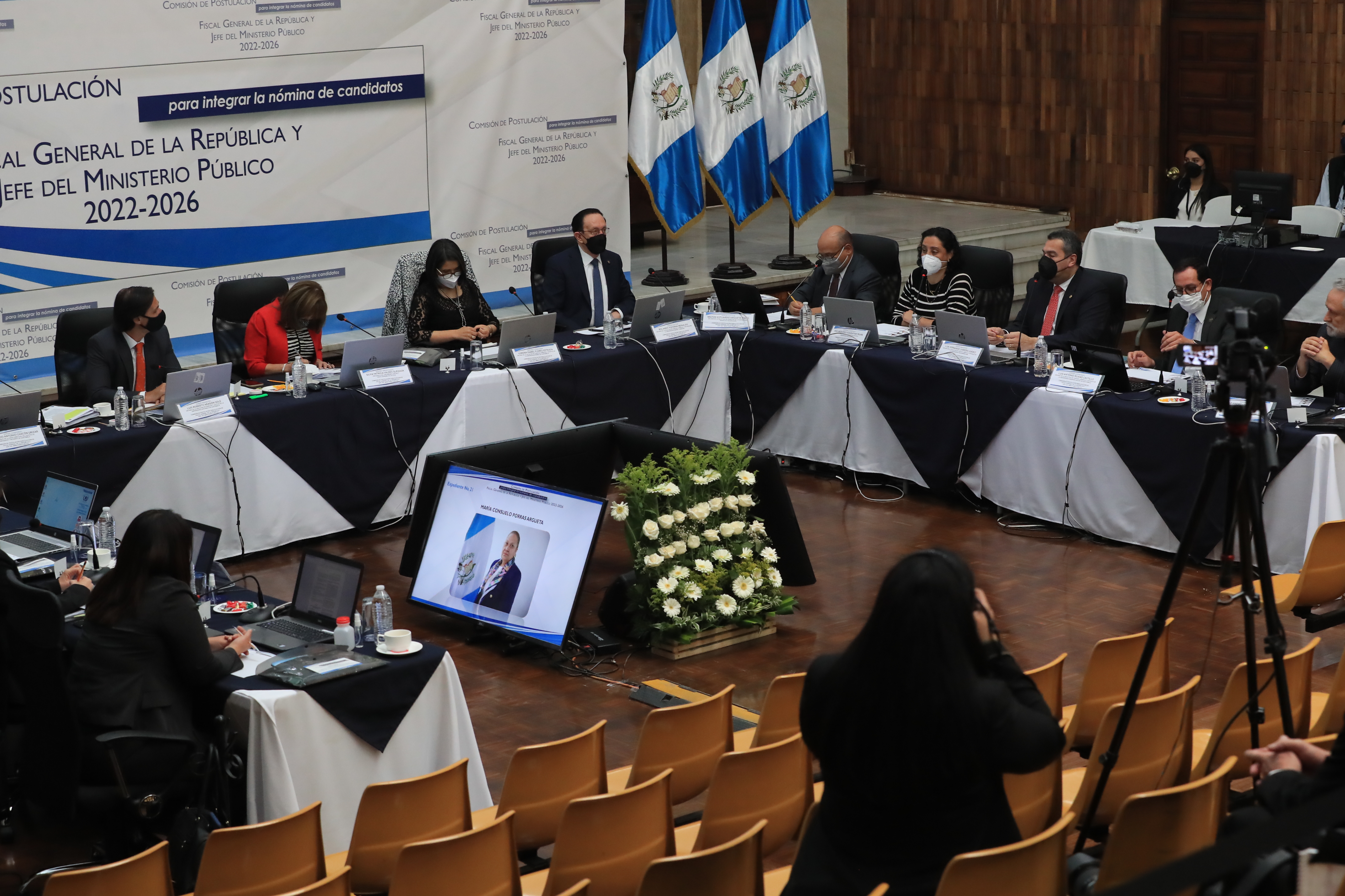 La Comisin de Postulacin se ha reunido durante dos das para definir la nmina final de 6 candidatos para optar al cargo de Fiscal General y Jefe del Ministerio Pblico para el periodo 2022-2026 y que deber ser elegido por el Presidente de la Repblica.En la primera ronda de votacin, fueron elegidos Nector Guilebaldo de Len Ramrez, con 13 votos a favor; Jorge Luis Donado Vivar, actual Procurador General de la Nacin, obtuvo 12 votos a favor; Darleneene Apologa Monge Pinelo, obtuvo 14 votos a favor; Gabriel Estuardo Garca Luma, obtuvo 10 votos a favor; y Henry Alejandro Elas Wilson, obtuvo 12 votos a favor; siendo los primeros cinco postulantes en ser elegidos.Desde la segunda ronda, hasta la novena, no se ha tenido avance en la eleccin del sexto y ltimo integrante de la nmina final que ser presentada al mandatario de la nacin.A las 11 de la maana del jueves 21 de abril, Luis Aragn, Secretario de la Comisin de Postulacin, indic que se present un amparo en contra de la Comisin de Postulacin, donde se solicita que la nmina de aspirantes debe ser integrada por aquellos postulantes que obtuvieron alta calificacin y cumplen con los requisitos para optar al cargo.Se dio un plazo de seis horas a la comisin para trabajar un informe circunstanciado donde se explicar la forma en que se est conformando la nmina que se presentar al Presidente de la Repblica. El informe fue presentado a las 15:00 horas del jueves 21 de abril, cumpliendo el plazo de entrega.Desde la primera ronda de votacin, Consuelo Porras, actual Fiscal y Jefa del Ministerio Pblico, ha obtenido 8 votos a favor y 7 en contra. Segn la Ley de Comisin de Postulacin, los aspirantes deben tener dos terceras partes de los votos, es decir, 10 votos para integrar la nmina final de aspirantes.Mediante un consejo, se acord reiniciar con el proceso de votacin el sbado 23 de abril a partir de las 12:00 horas.