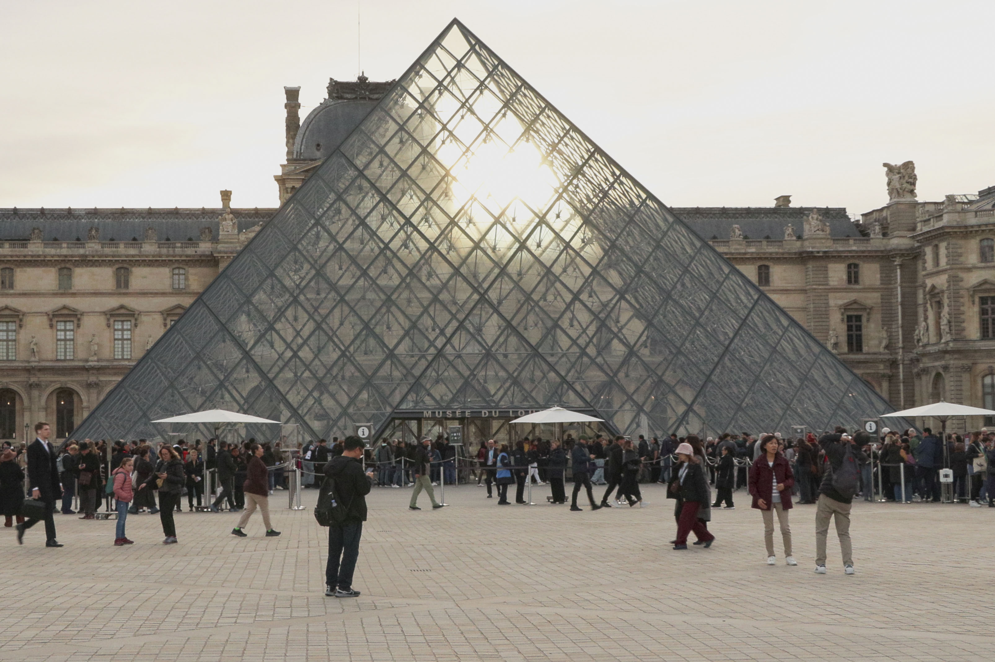 El Louvre reabrió sus puertas tras el robo de joyas del domingo; la Galería de Apolo seguirá cerrada mientras continúan las investigaciones. (Foto Prensa Libre: EFE)