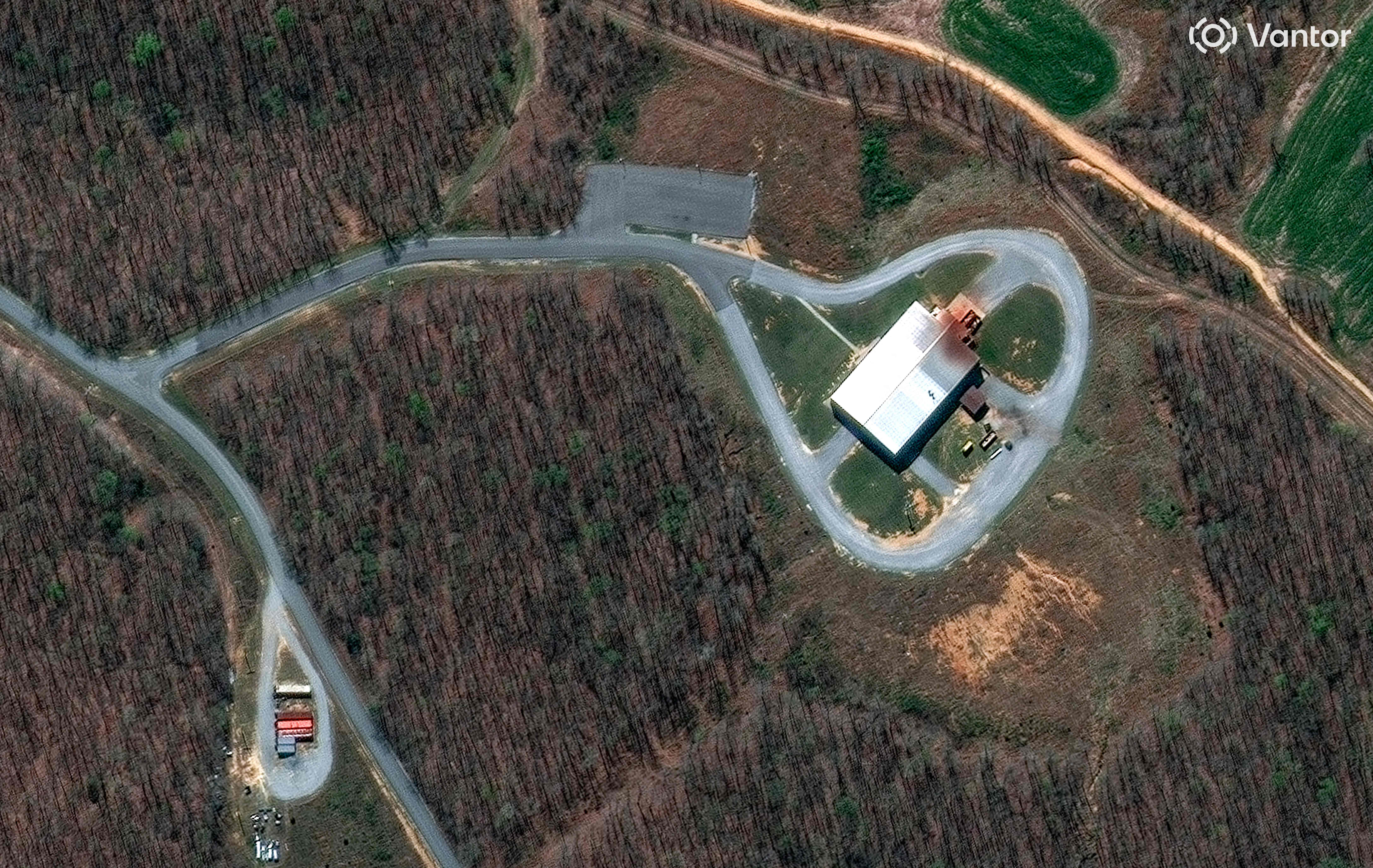 Vista de la planta Accurate Energetic Systems en Tennessee, antes de la explosión del 10 de octubre. Al menos 19 personas están desaparecidas. (Foto Prensa Libre: AFP)