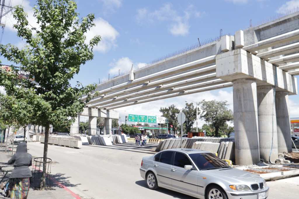 Vista panorámica del paso a desnivel Roosevelt mostrando su extensión y la estructura general en construcción.
