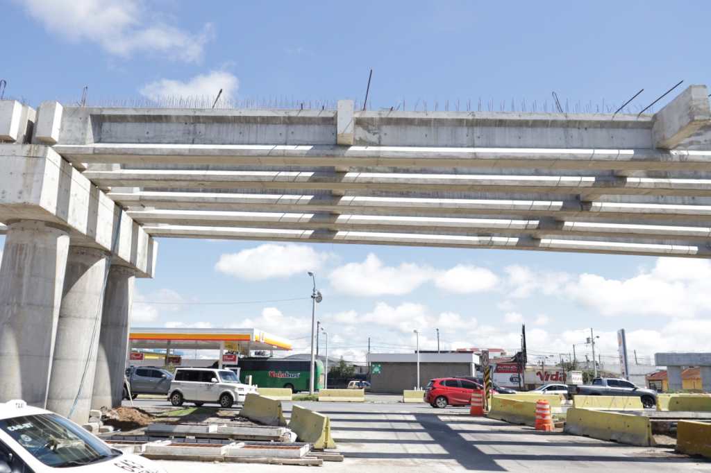 Vista panorámica del paso a desnivel Roosevelt mostrando su extensión y la estructura general en construcción.