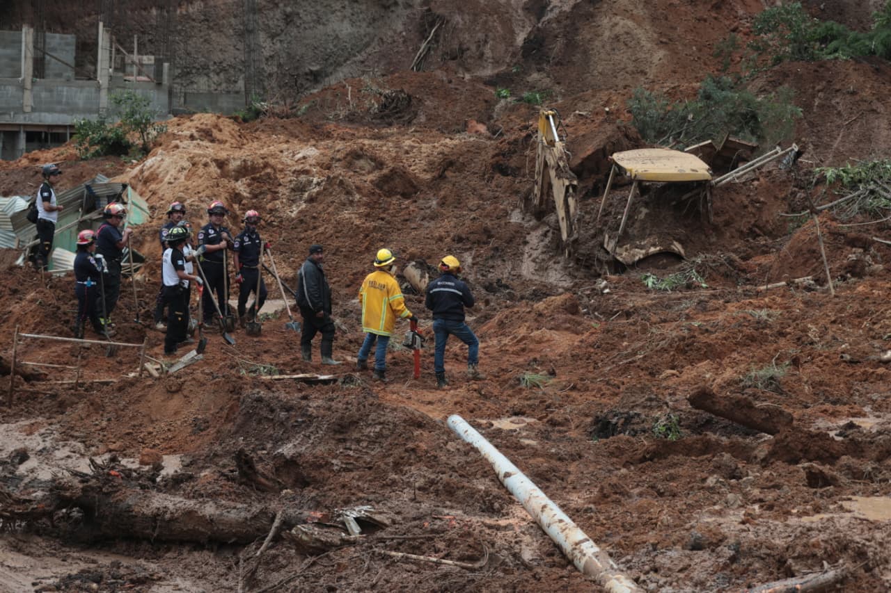 Derrumbe en carretera de Guatemala tras intensas lluvias de septiembre de 2025.