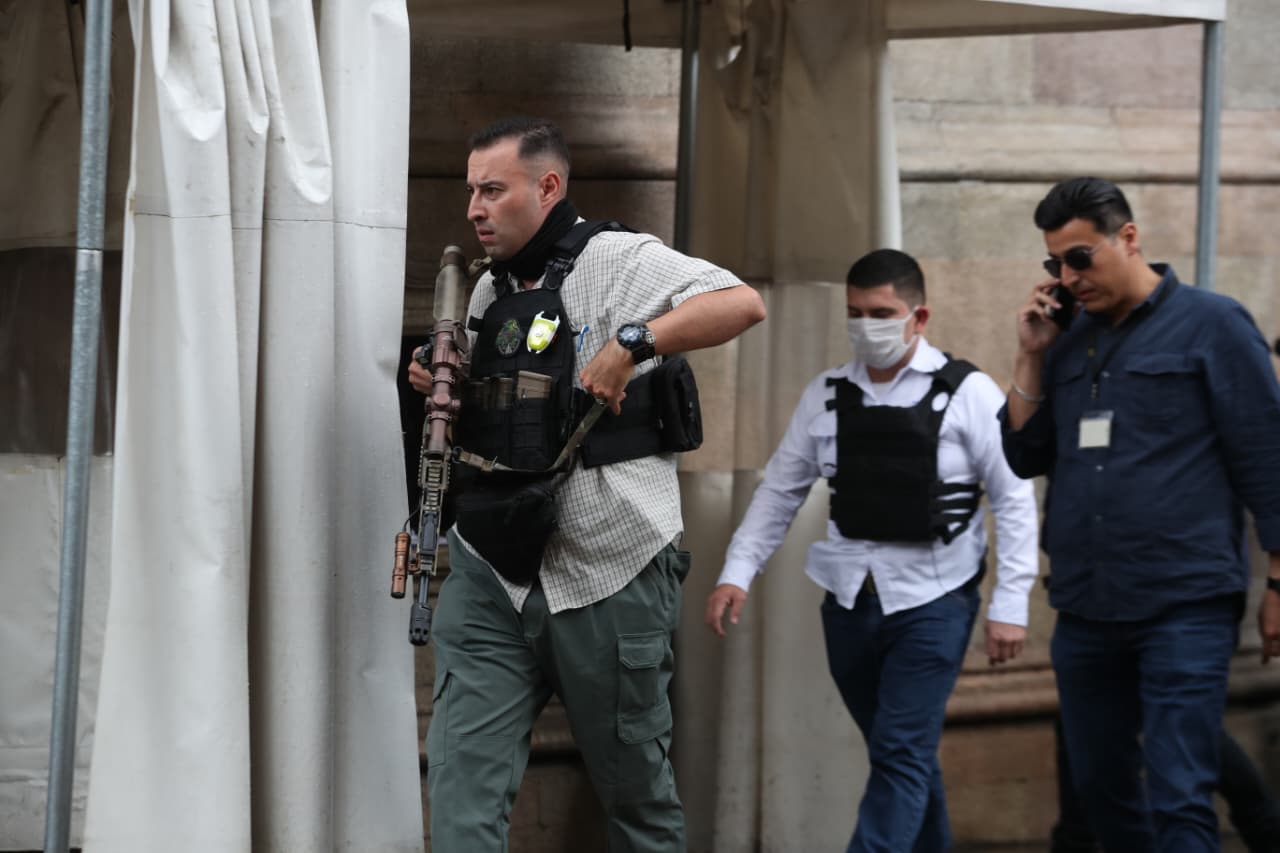 
Agentes de seguridad del MP fuertemente armados custodian el operativo de allanamiento dirigido por la Fiscalía en busca de capturar a los presuntos implicados en la fuga de Fraijanes 2. (Foto Prensa Libre)
