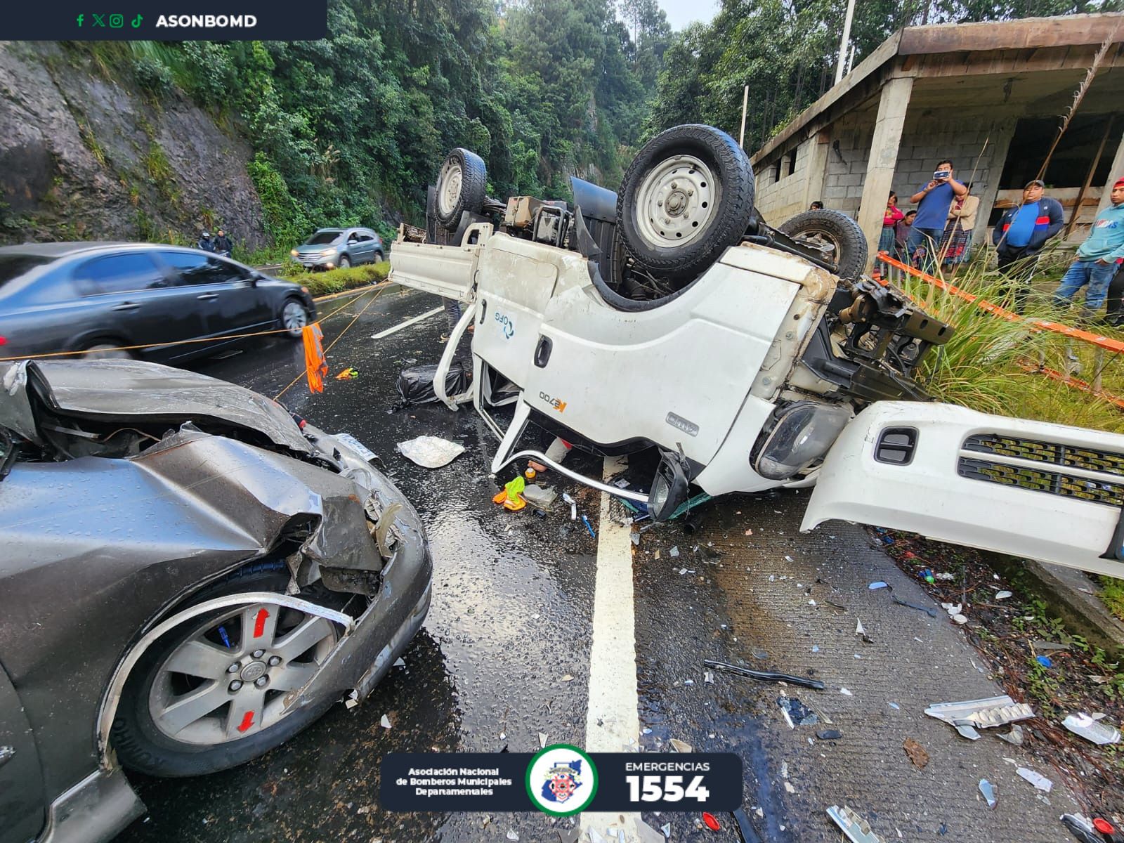  
Socorristas inspeccionan el camión volcado en el kilómetro 97 de la ruta Interamericana, donde murieron tres personas. (CBMD)
