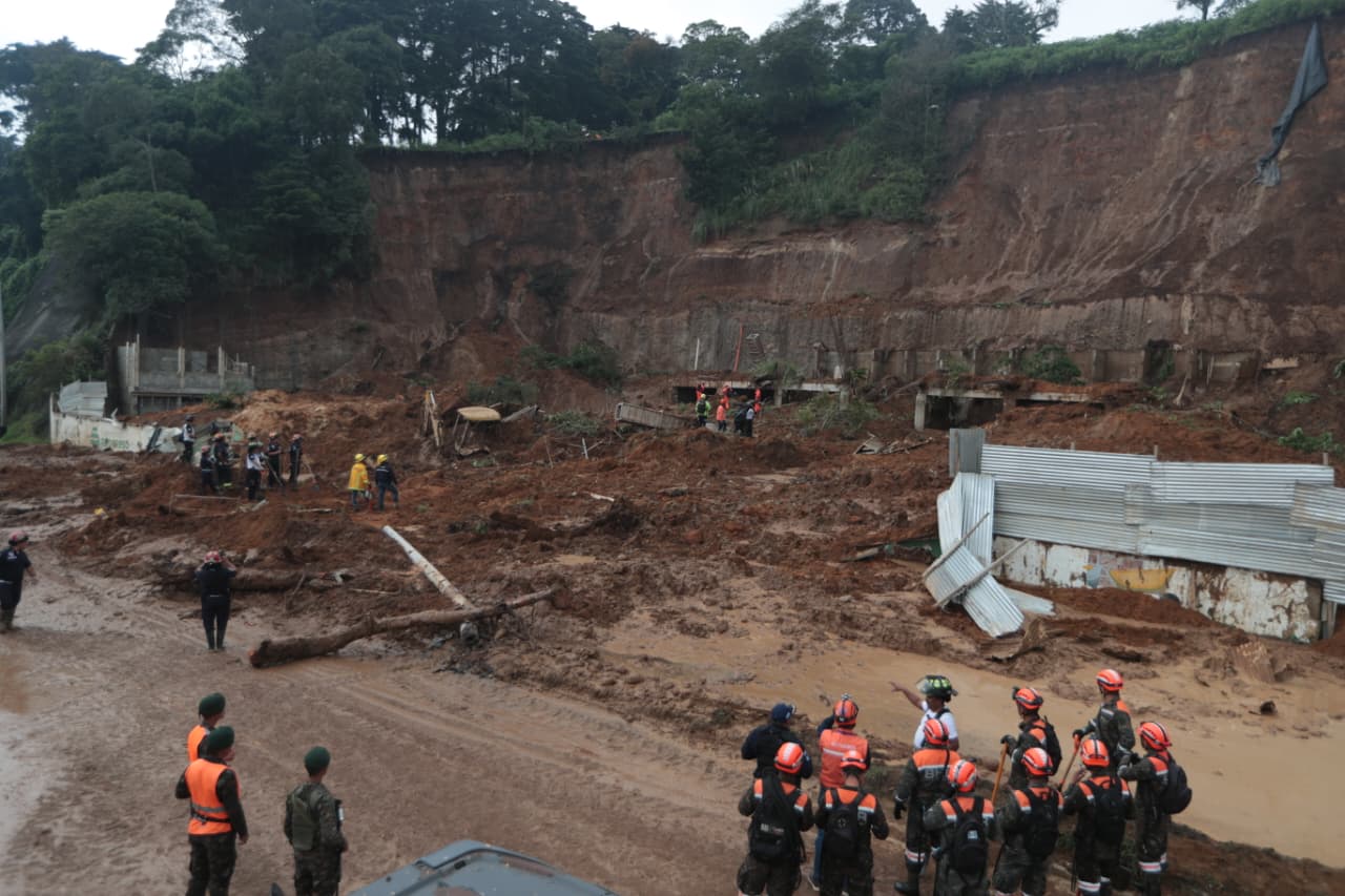 La Municipalidad de Fraijanes no tiene registro de licencias de construcción en el terreno donde ocurrió el deslizamiento en el km 24.5 de la carretera a El Salvador. (Foto Prensa Libre: Hemeroteca PL)