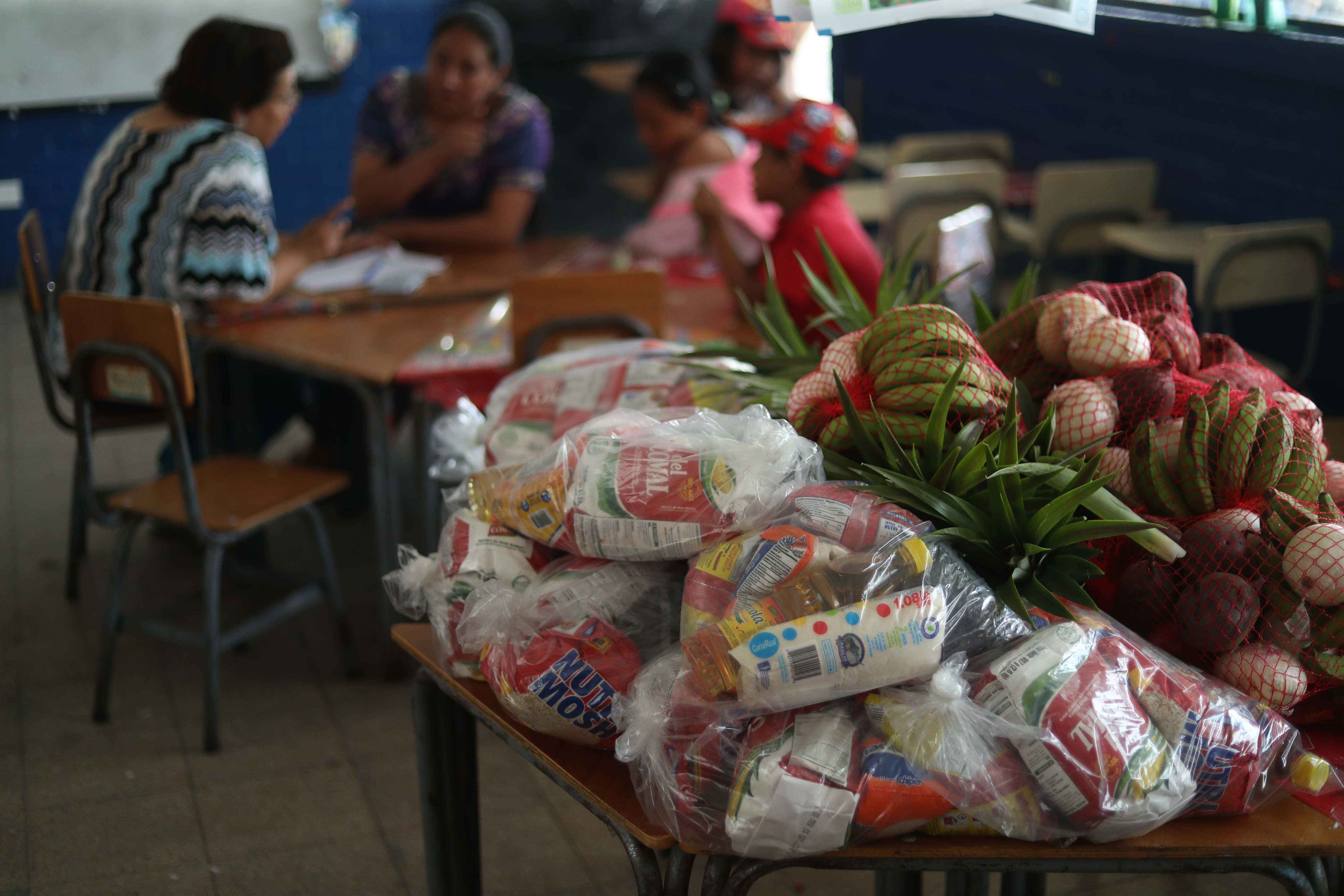 Entrega de alimentacin escolar a padres de familia por parte de maestros de la Escuela Lucas Tomas Cojulun , zona 1. Fotografa Esbin Garcia  22-05-24
