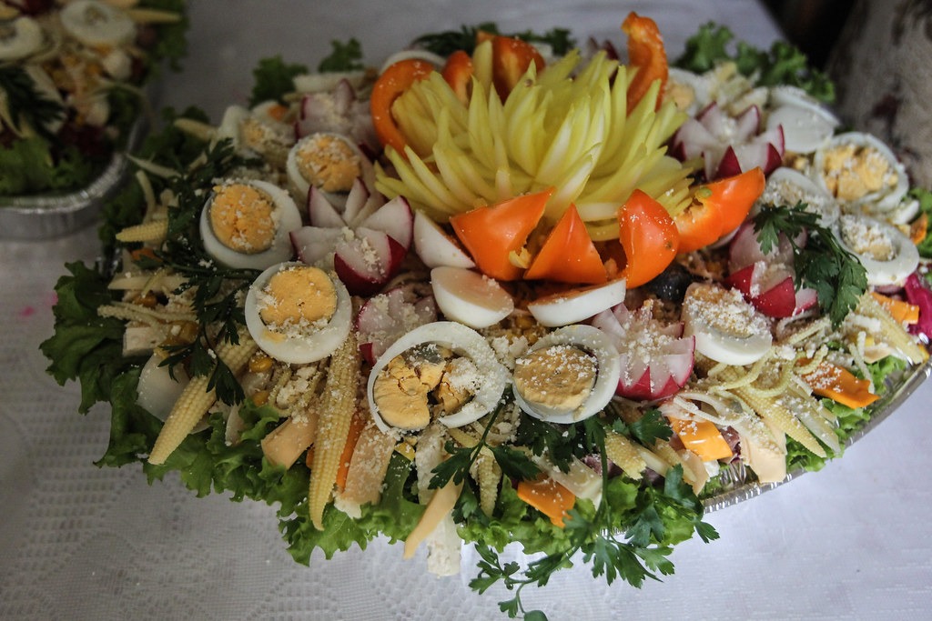 Plato tradicional de fiambre guatemalteco 2025 con verduras, carnes, quesos y embutidos, típico del 1 de noviembre en Guatemala.