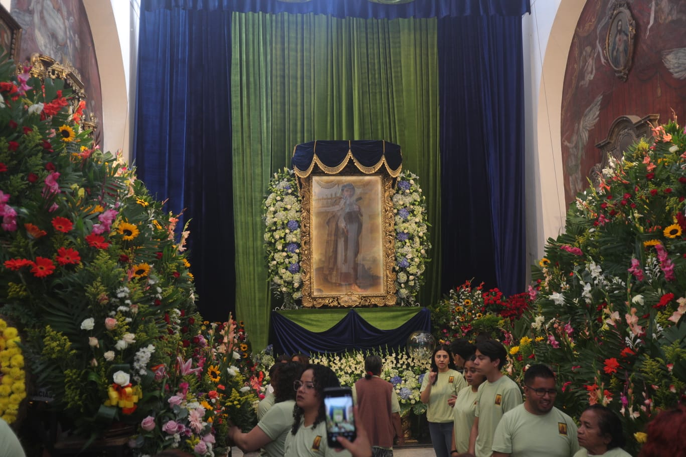 Cada 28 de octubre, los fieles de San Judas Tadeo visitan el templo de la Merced donde se le venera con flores, misas y oraciones.  Diferentes iglesias en Guatemala también hacen actividades en honor al santo.  (Foto Prensa Libre: Keneth Cruz)