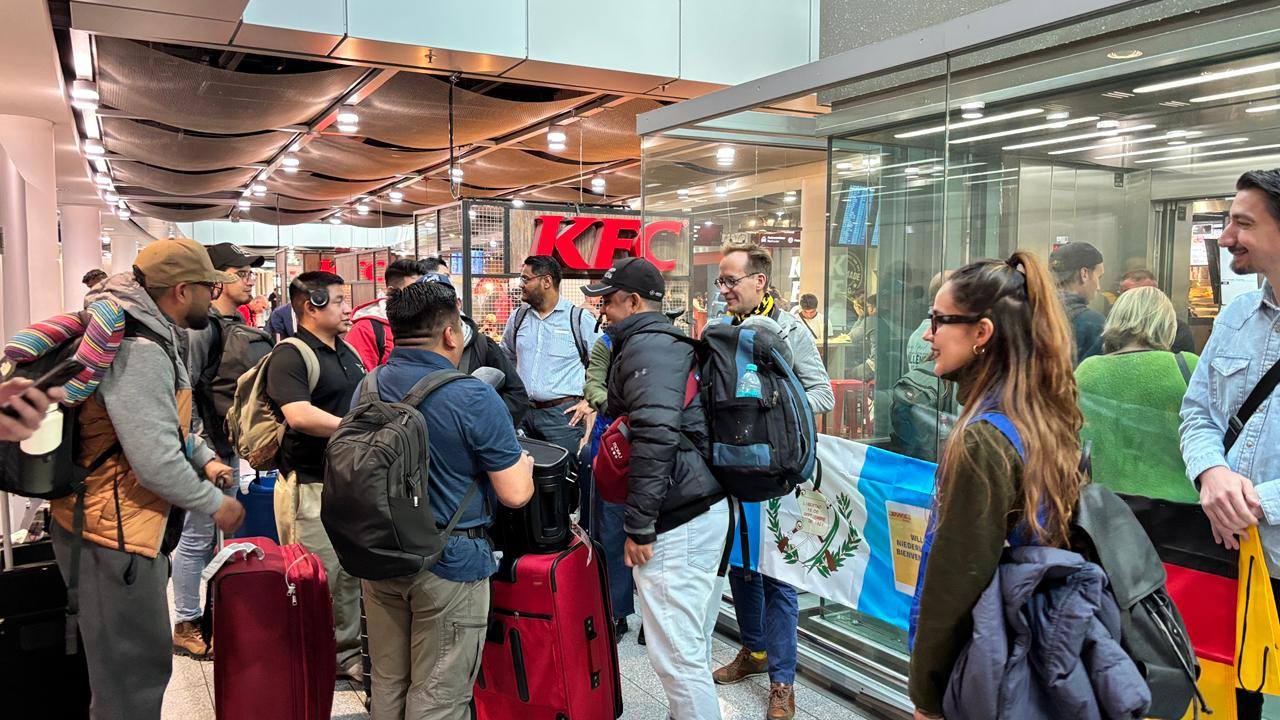 Guatemaltecos trabajando en Alemania en DHL gracias al Programa de Movilidad Laboral Temporal del Mintrab, cumpliendo contratos legales y obteniendo experiencia internacional.