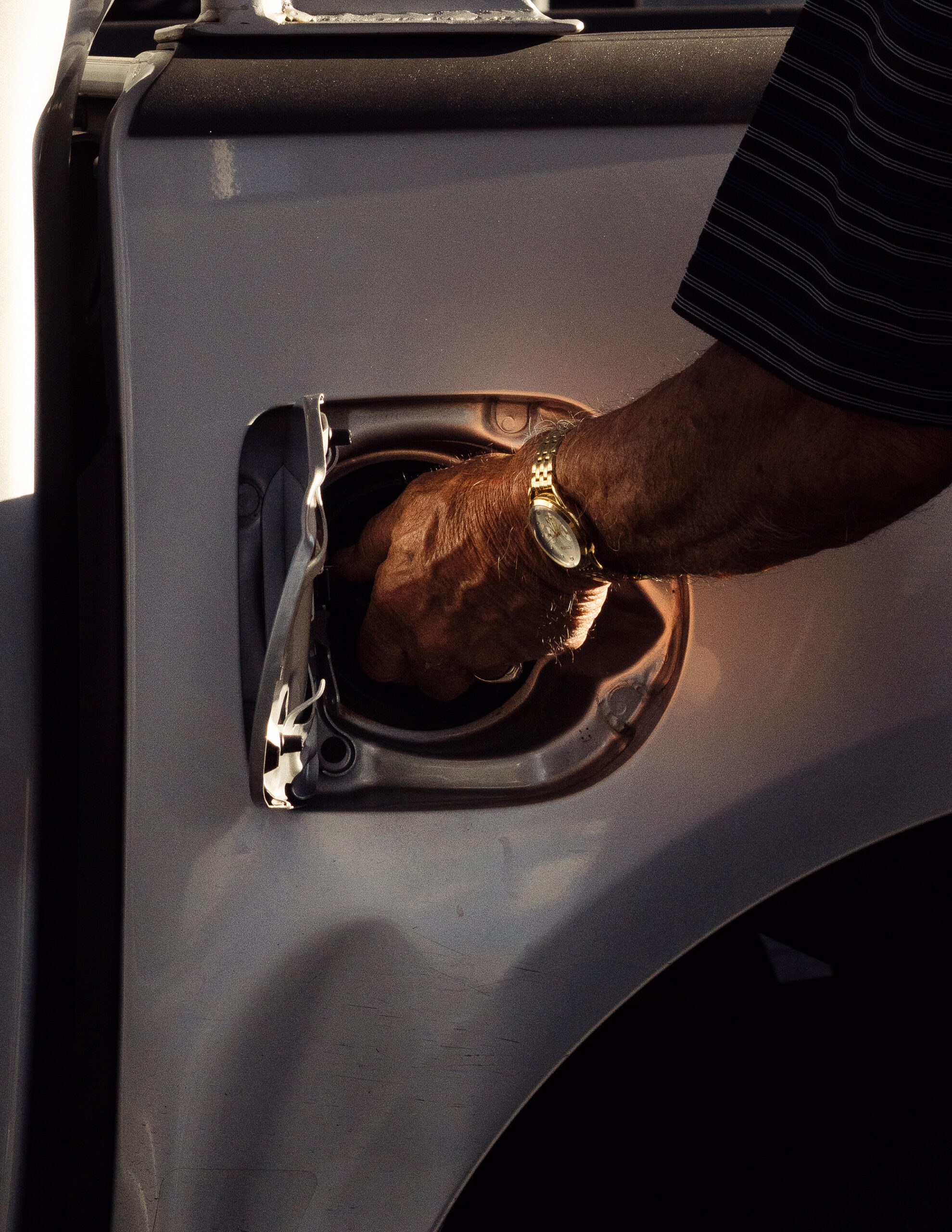 BC-OPINION-SAPORITO-GAS-PRICES-IRAN-ART-NYTSF — FILE — A man opens a gas cap in Los Angeles, on Saturday, March 14, 2025. (Aleksey Kondratyev/The New York Times) — ONLY FOR USE WITH ARTICLE SLUGGED — BC-OPINION-SAPORITO-GAS-PRICES-IRAN-ART-NYTSF — OTHER USE PROHIBITED.