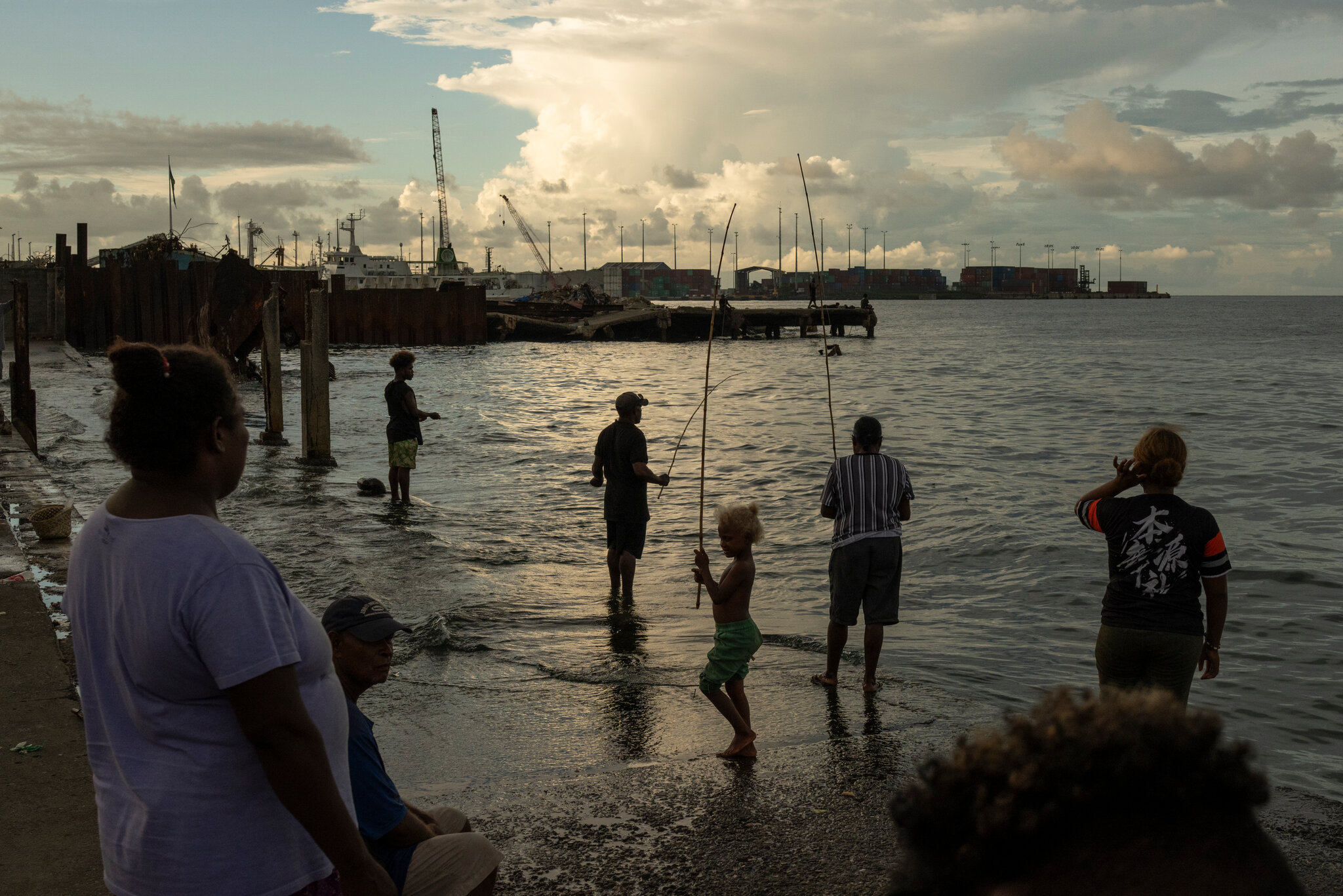 Pescando en la costa de Honiara, en la isla de Guadalcanal, en las Islas Salomón