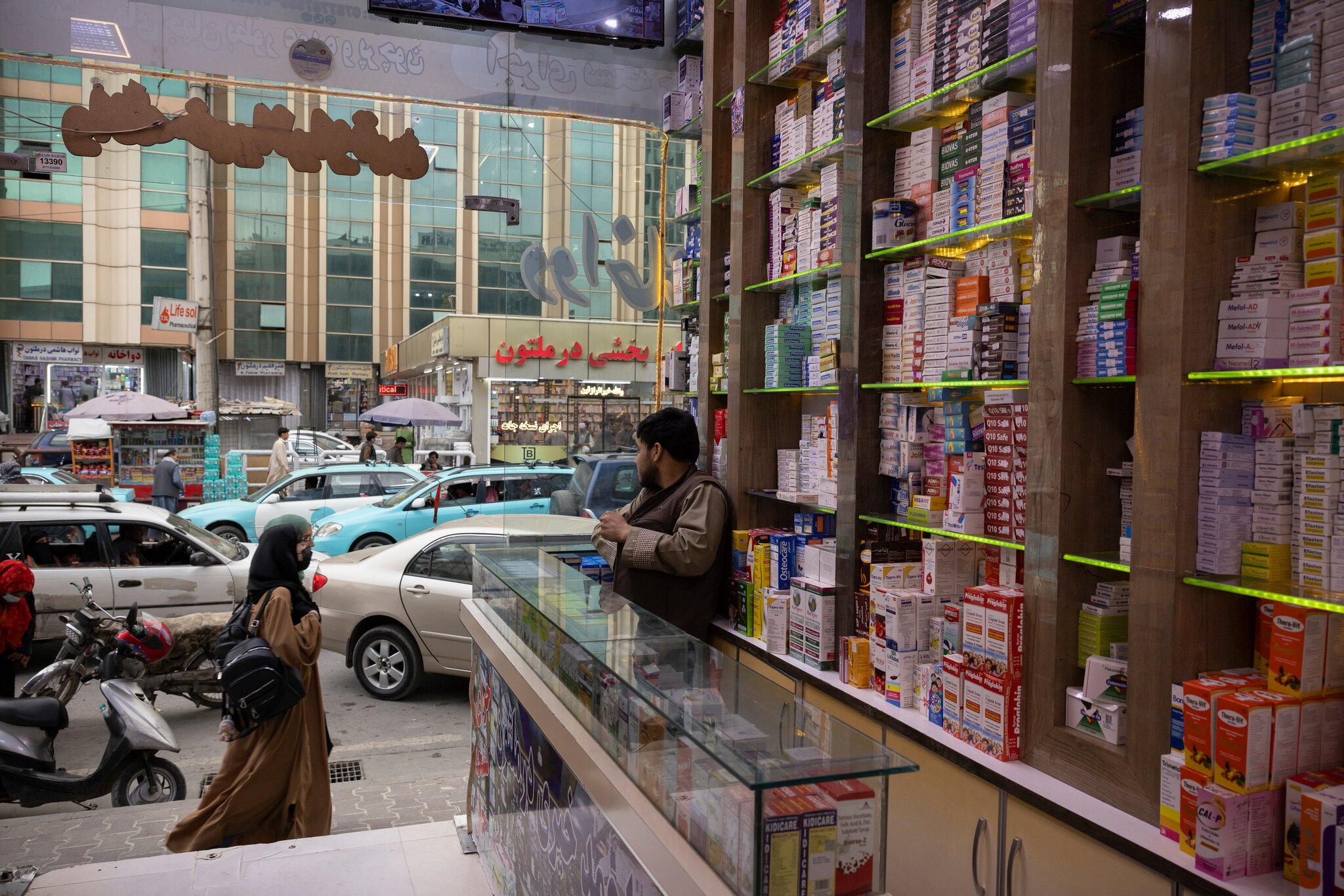 Una farmacia en Kabul, Afganistán, el martes. El gobierno talibán ha impuesto algunas de las restricciones más duras del mundo a mujeres y niñas. Kiana Hayeri para The New York Times