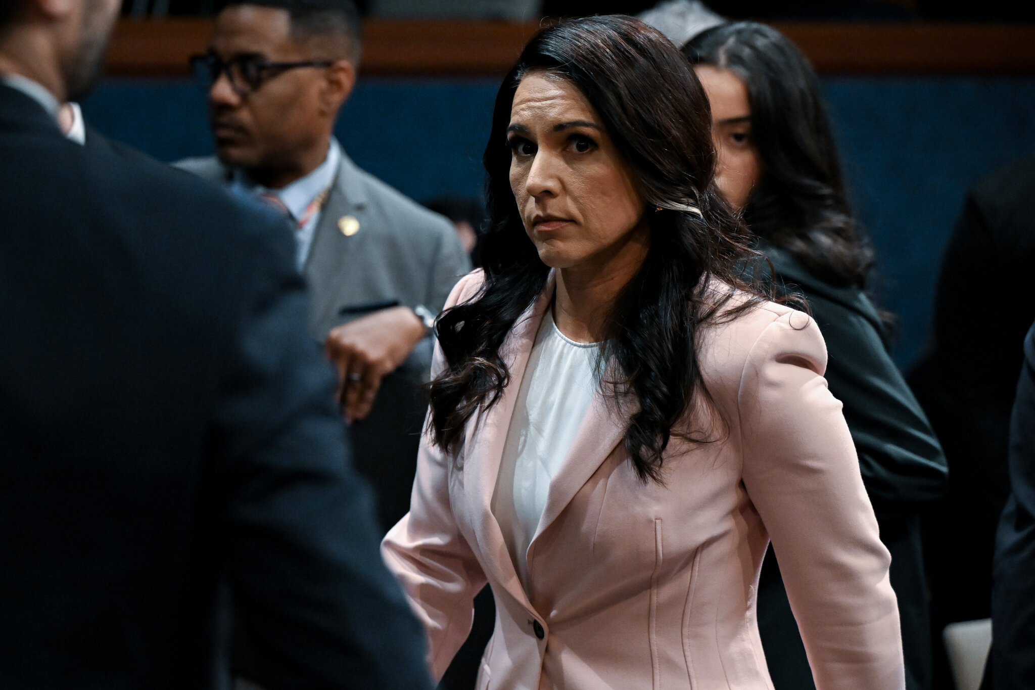 Tulsi Gabbard en una audiencia en la Cámara de Representantes en marzo. Dijo el viernes que permanecería en su puesto de directora de los servicios de inteligencia del país hasta el 30 de junio. Kenny Holston/The New York Times