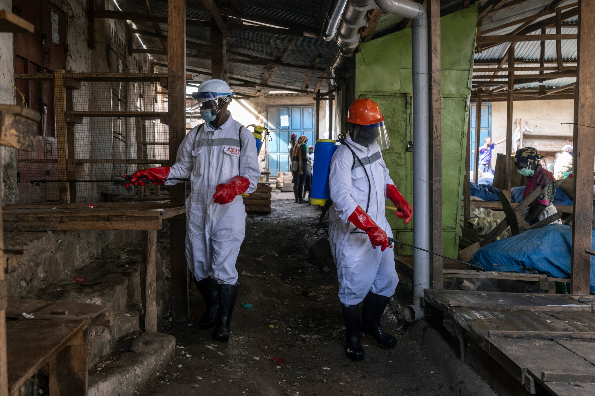 Desinfección del mercado público el sábado en Bunia, en el noreste de la República Democrática del Congo, como parte de la respuesta a la reaparición del virus del Ébola.