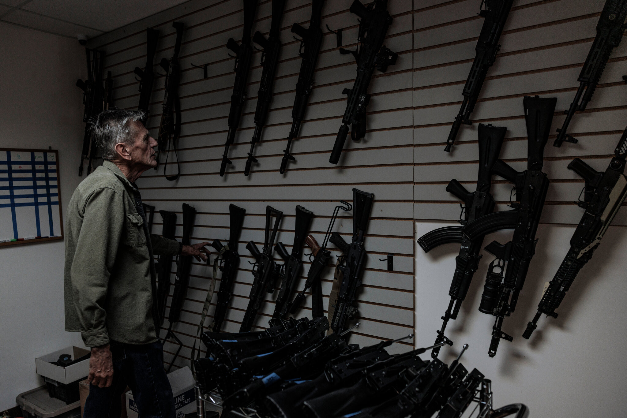 Jim Fuller, quien fabrica rifles estilo AK-47, en su oficina en Scottsdale, Arizona. Adriana Zehbrauskas para The New York Times