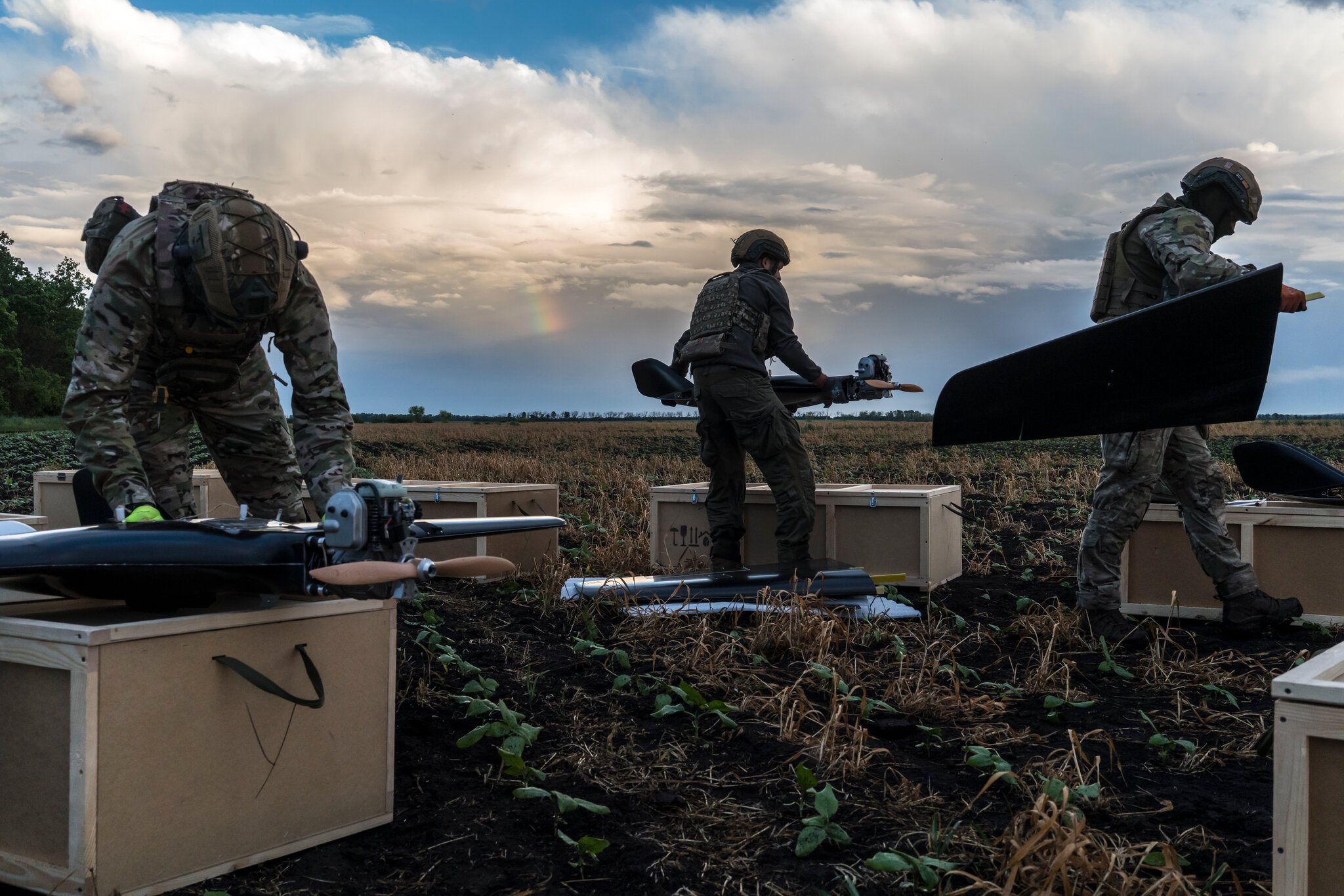 Soldados preparándose para lanzar drones contra objetivos en Rusia desde una ubicación no revelada en Ucrania el mes pasado. Brendan Hoffman para The New York Times